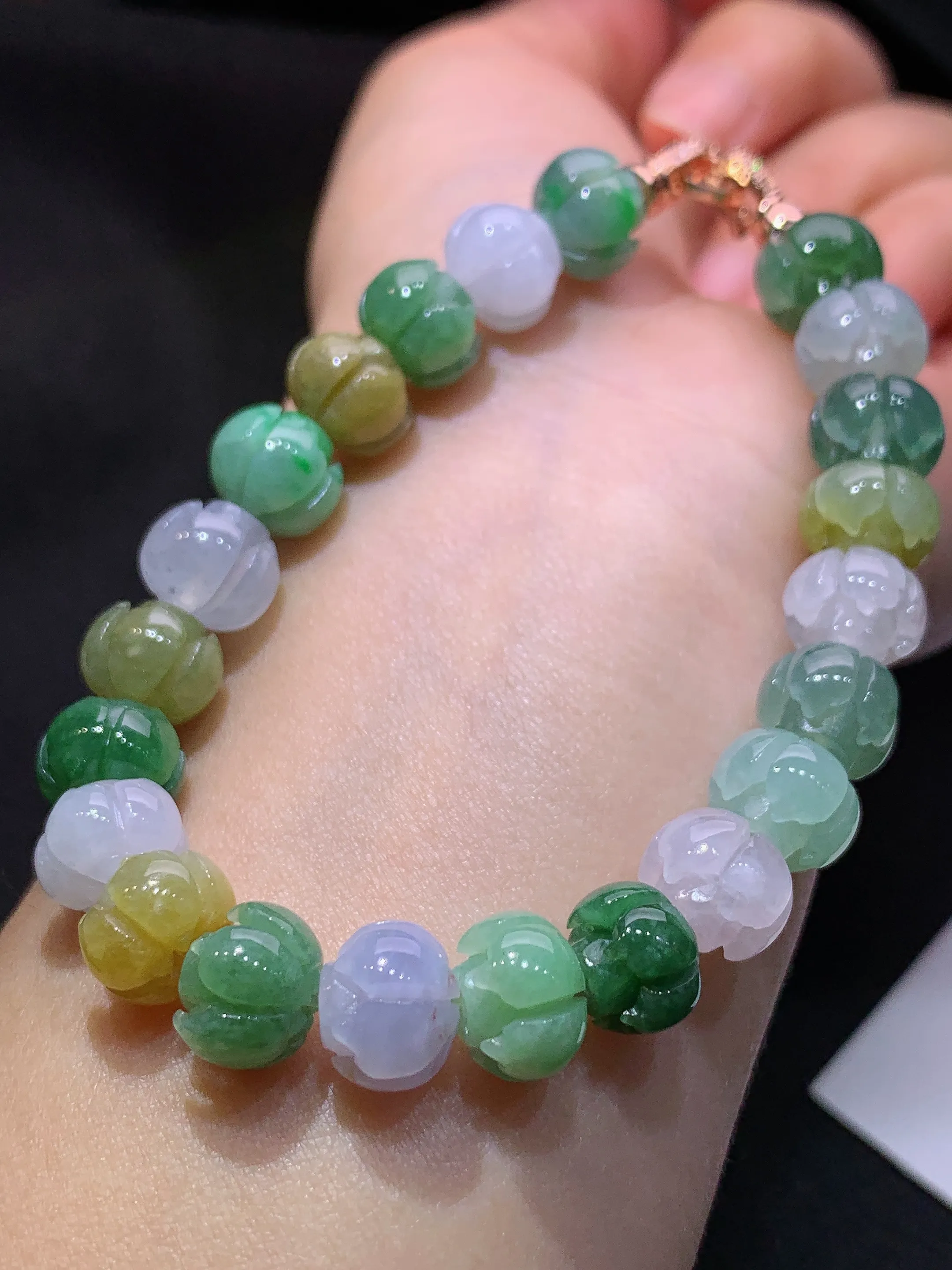 冰种多彩莲花手串，手链，冰润鲜艳，玉质细腻，种水足 整体尺寸10.2*8.3