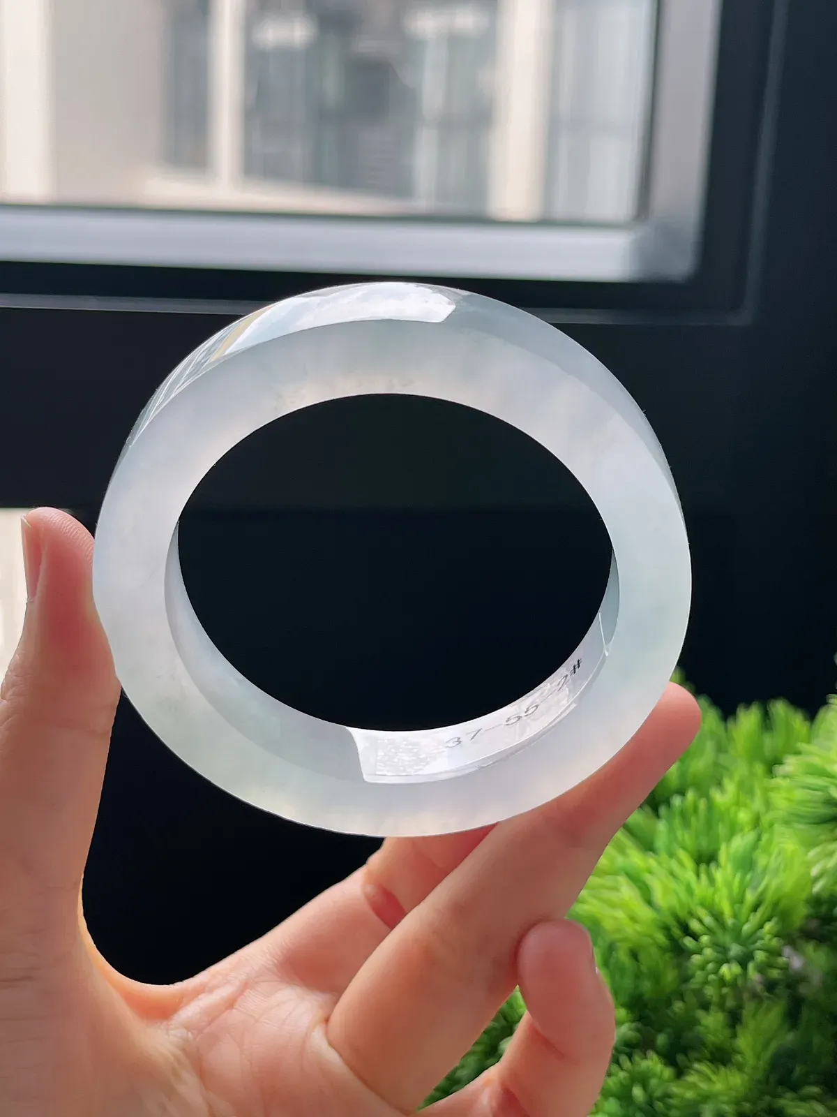 翡翠冰种淡绿色毛坯，⭕️正圈最大做57.7；最小做55.6