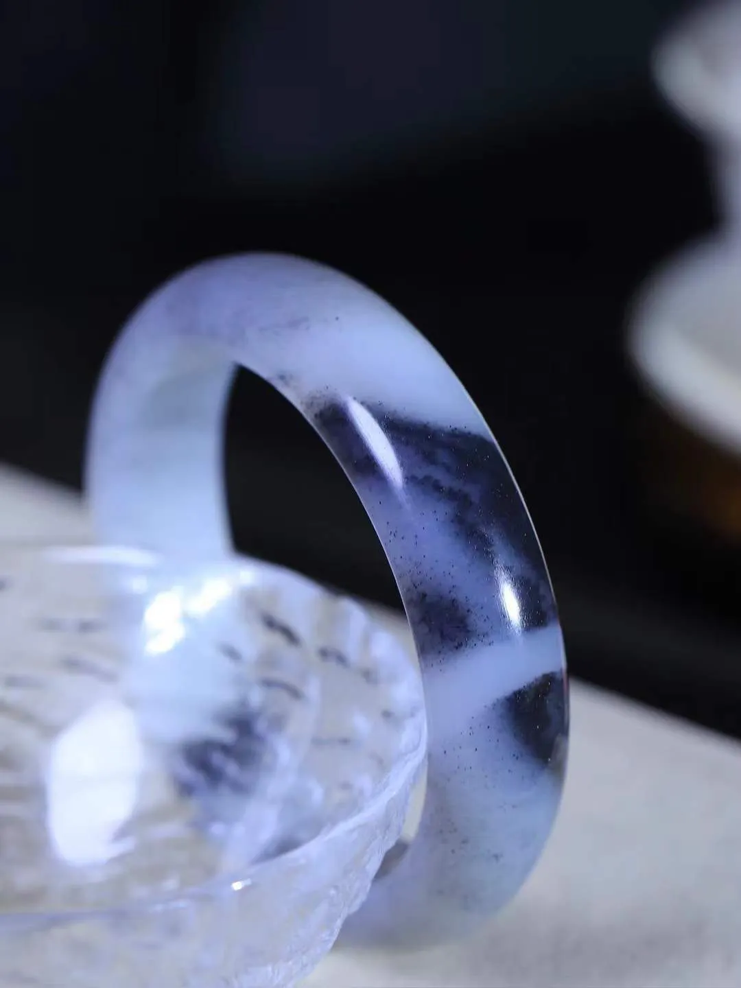 （蕙质兰心.手镯）

收藏级臻品新疆和田青花籽料兰花手镯 质地莹润细腻 色泽油润 干净水灵～兰花，不以惊艳娆人，不以花香诱人，只以朴实的姿态，在平淡中给生活添加了无数的温馨
重65.8克   尺寸56-15.2-9.1mm    fDL-36102800