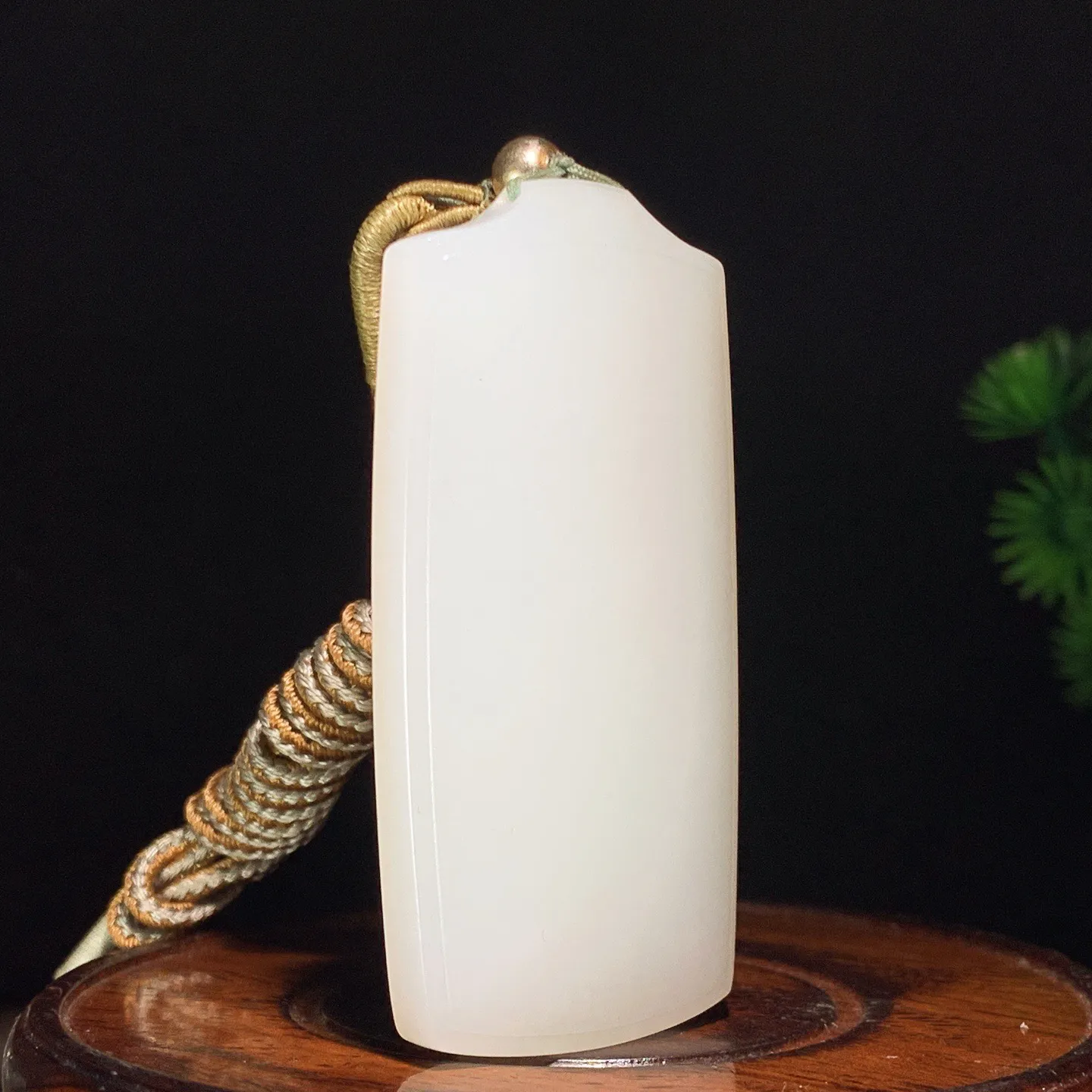 和田玉羊脂白玉平安无事牌挂件。尺寸64/32/9重47.5克。玉质细腻油润。手推出油。佩戴高端典雅。lt25128