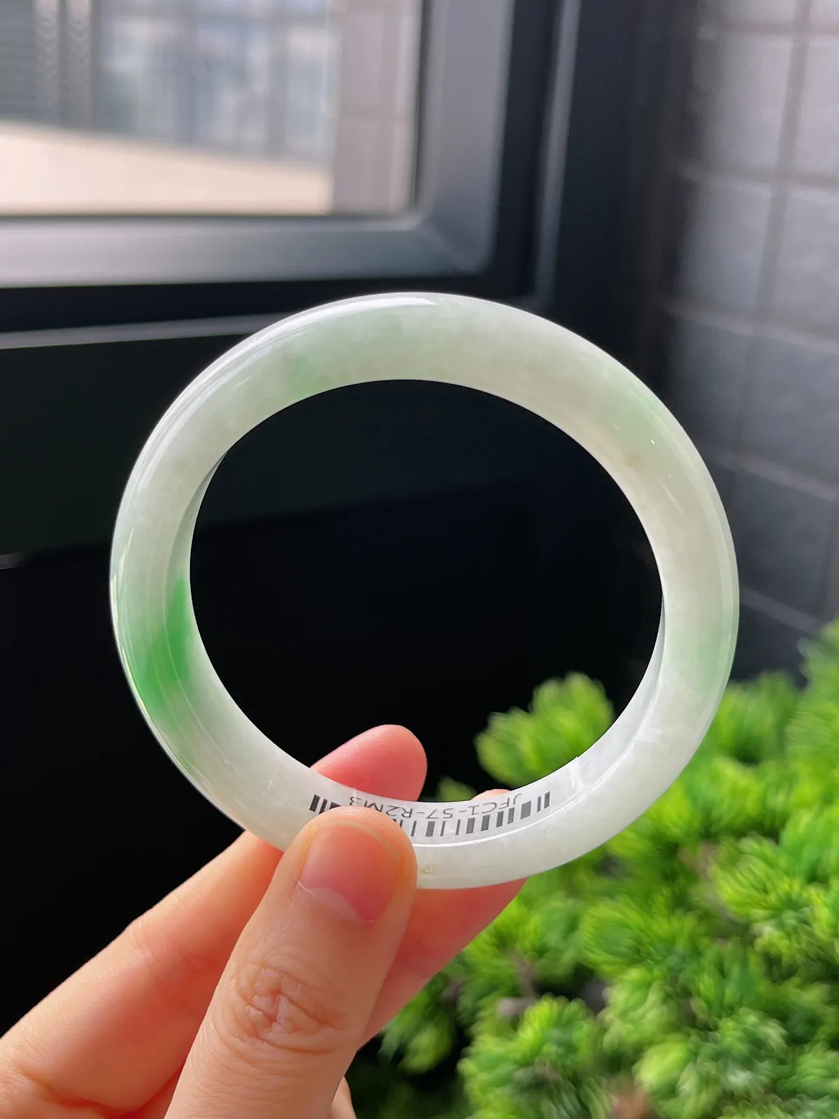 正圈56.5圈口，翡翠糯化种飘绿手镯