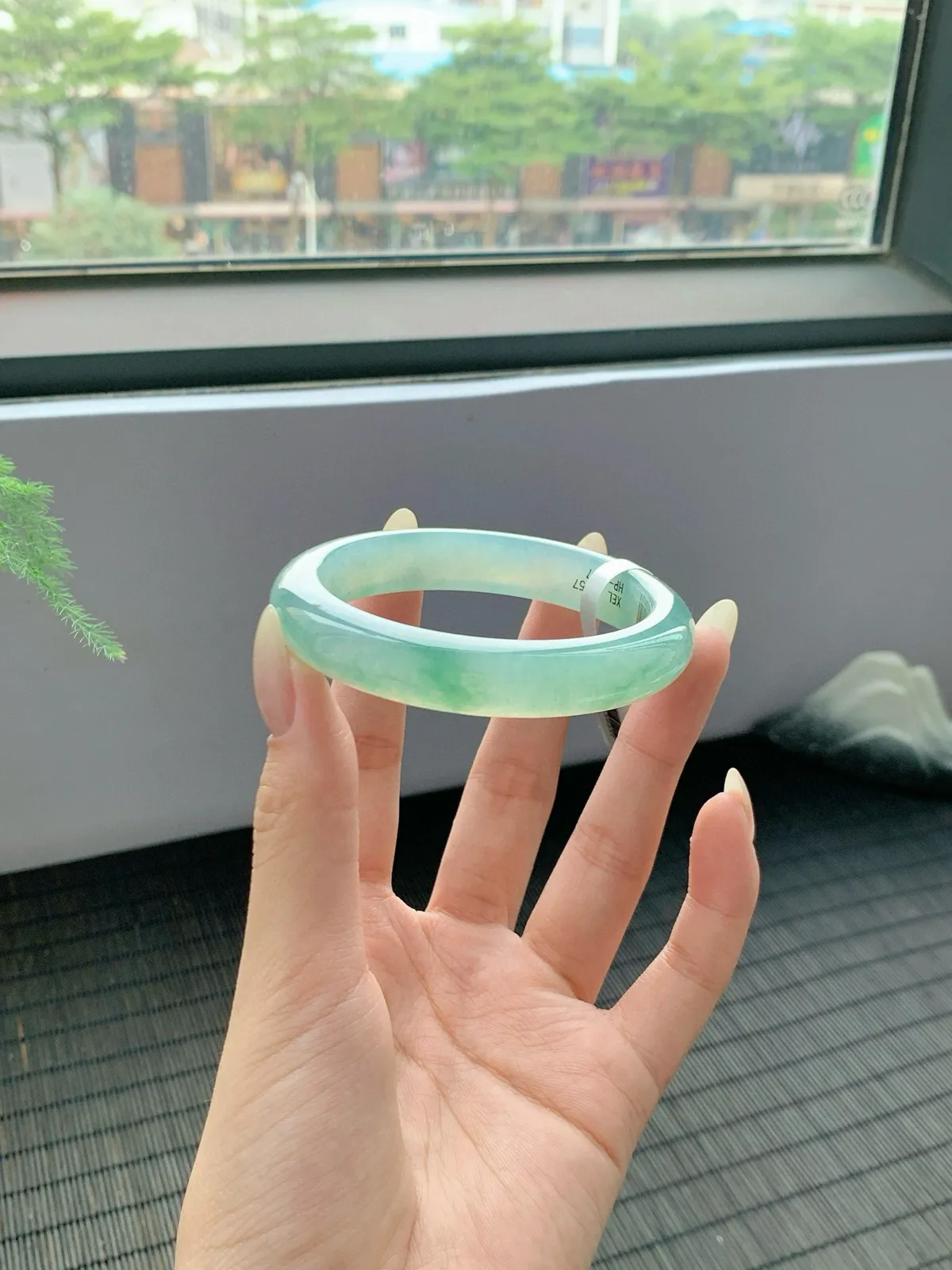 冰飘绿手镯，绿阴不减来时路治愈系底色纯净心灵秋波盈盈 腕间的柔美气质
【尺寸】57-12-8mm