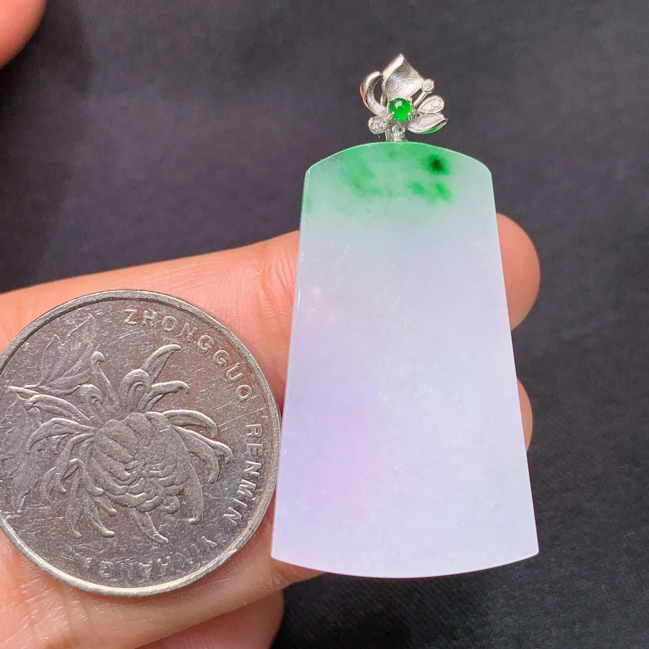冰飘绿无事牌吊坠，18k金镶嵌，冰润细腻，种水足，整体尺寸41*20.7*3.8