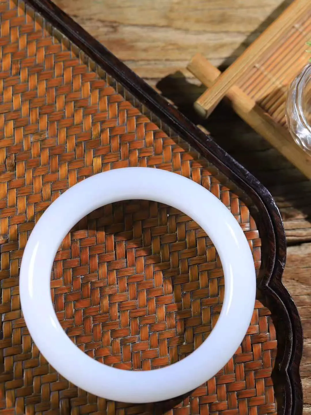 【婉约佳人.手镯】

收藏级和田玉白玉手镯 玉质温润细腻 油性十足 手感舒适，高华雅逸，线条流畅，简约大气，美自天成，素雅高贵。佩戴于腕间，婉约之美，举手投足间透出那份低调奢华。重76.8克 内径57mm  尺寸15-10.2mm   FDL-78102833