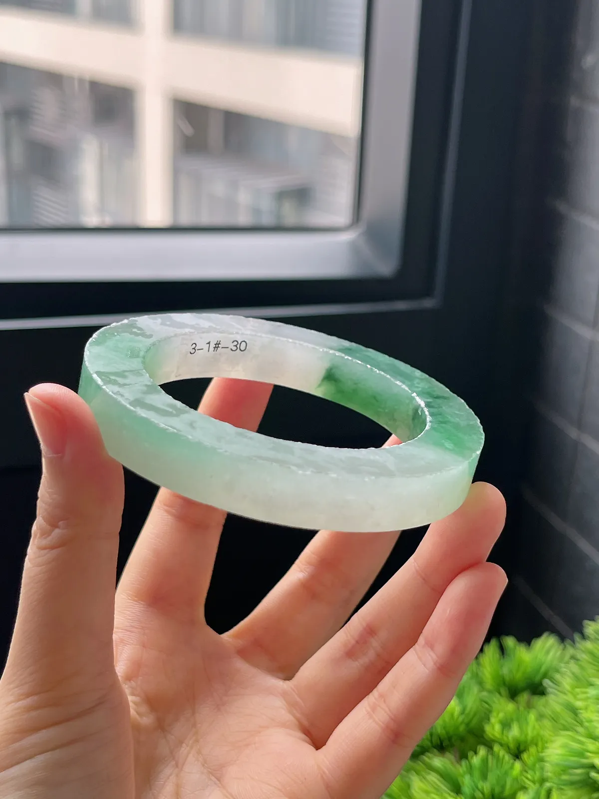 翡翠冰糯种飘绿毛坯，⭕️正圈最大做61，圆条最大做57；最小做55