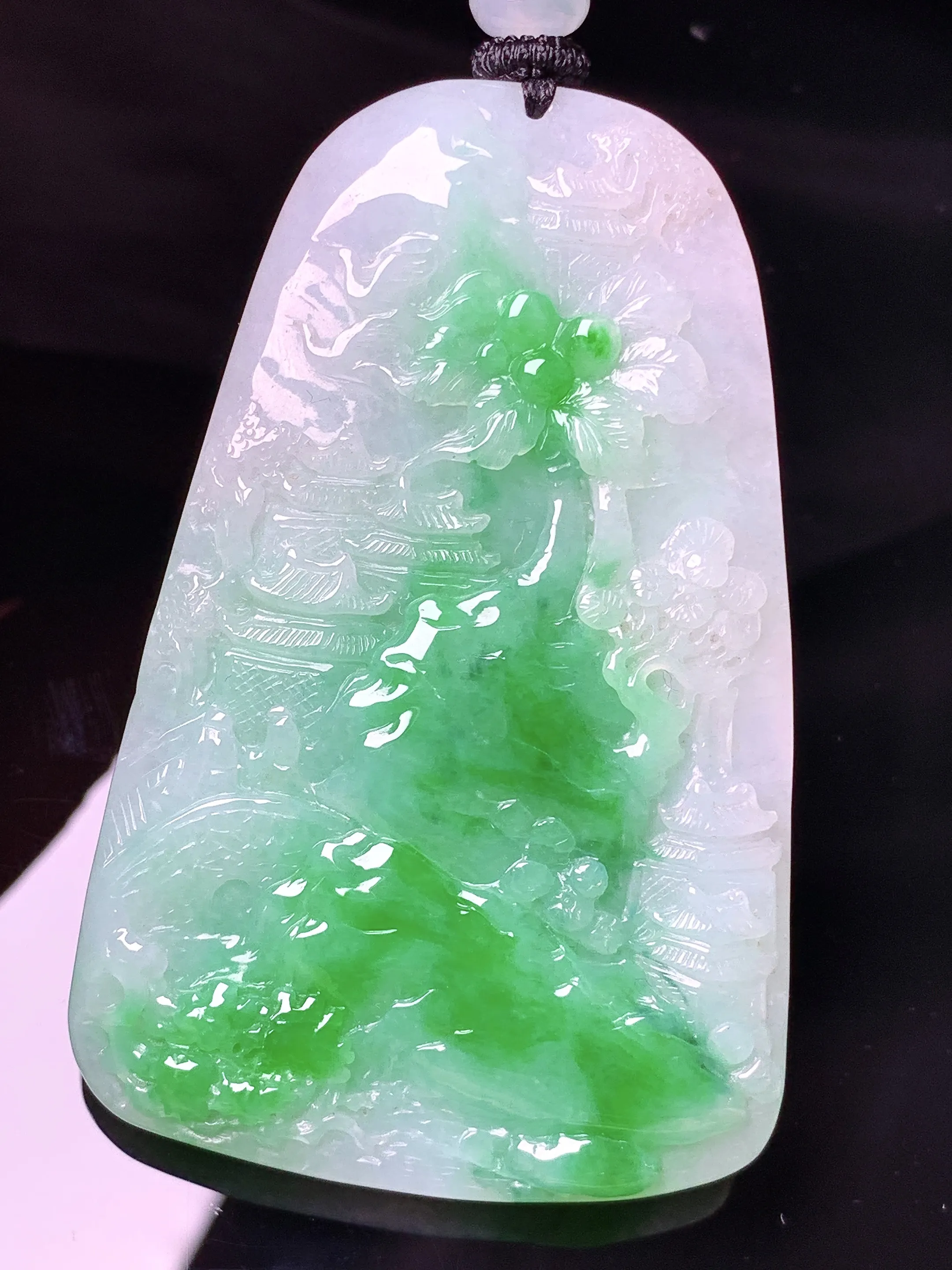 飘绿山水牌子吊坠 玉质细腻 色泽清新艳丽 整体尺寸64.3*41*7.2