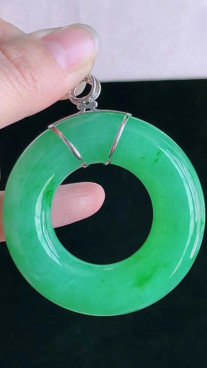 【翡翠名称】18K金镶钻冰阳绿平安环翡吊坠
【翡翠尺寸】裸石53.2/12.6mm
【翡翠描述】宝贝种老水足，玉质细腻，色泽靓丽，性价比高，佩戴效果好！
【其它赠送】权威证书/精美挂绳盒子/支持全国复检