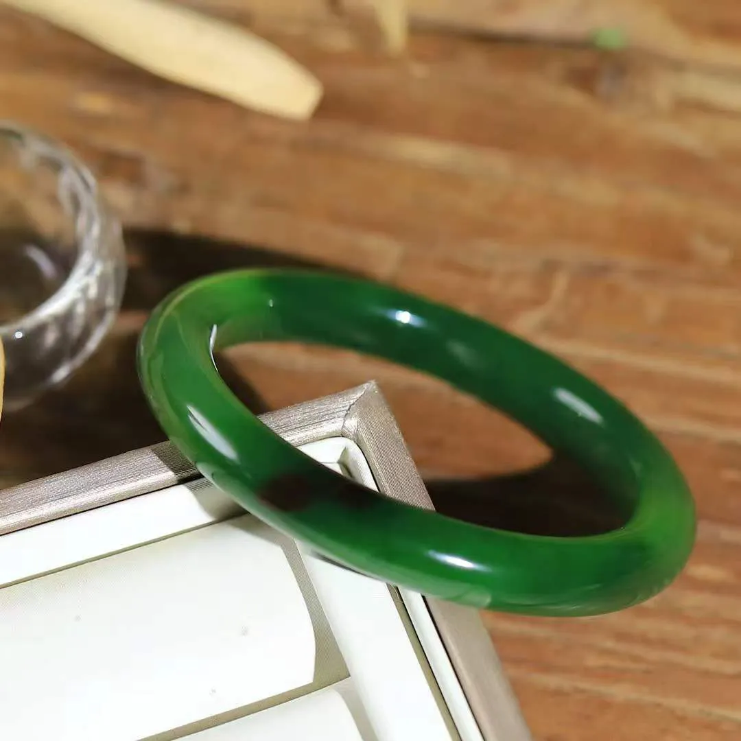 【诗情画意.手镯】

臻品和田玉碧玉手镯   细腻油脂,手感润滑。意韵飘渺，温雅细腻，工艺精湛，️氤氲诗意的美跃然于手腕之间，给人以出尘的风雅，优美脱俗，气质非凡。重38.3克 内径54.7mm尺寸9.7-8.5mm  93302278YY