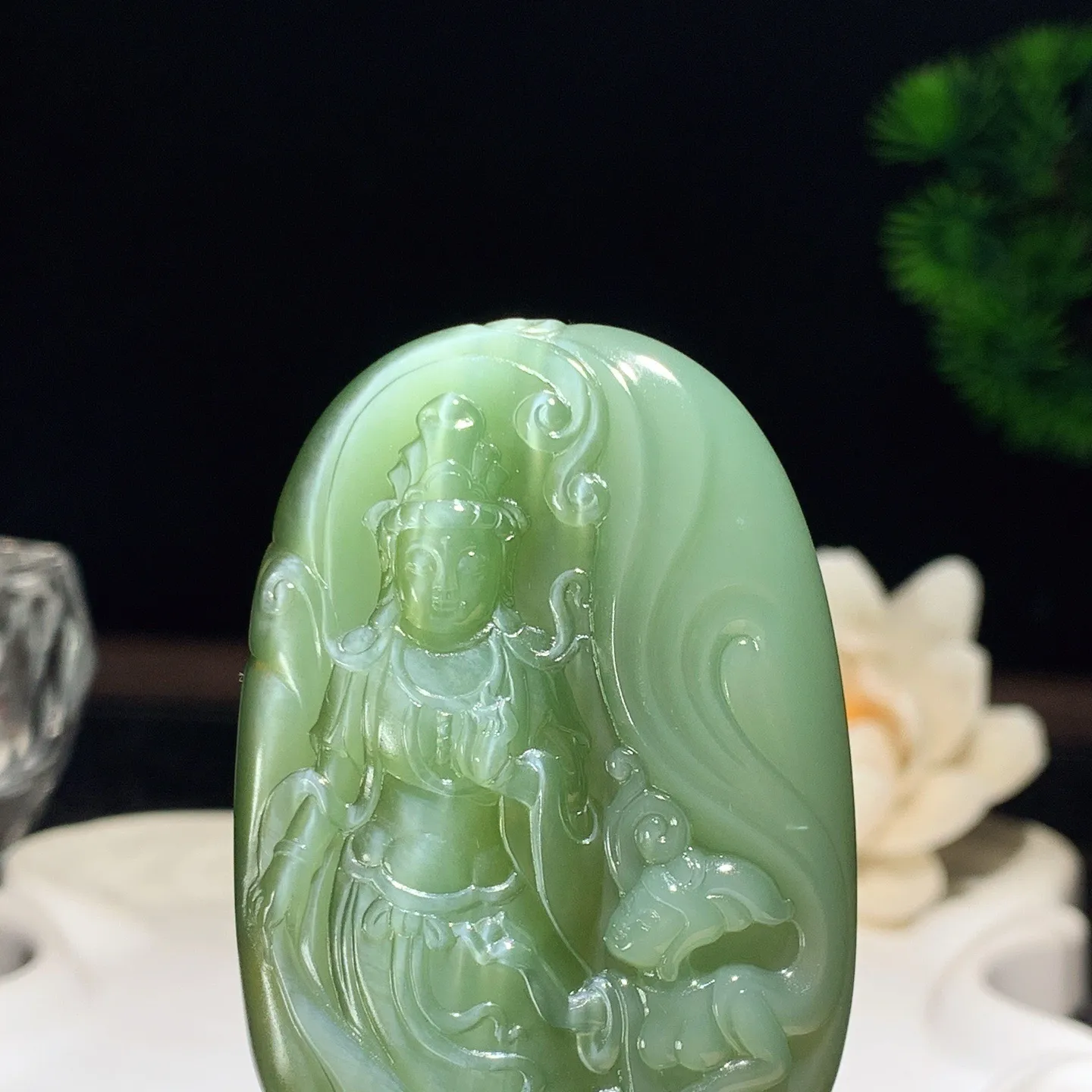 和田玉阳绿俄罗斯碧玉猫眼观音挂件。尺寸62/40/12重58克 玉质细腻油润 底色纯净 脂粉好，品质好。lt250823