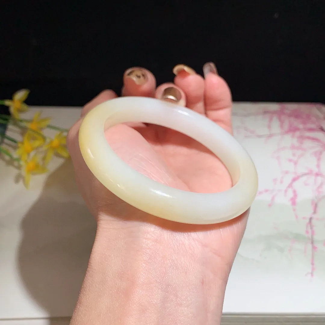 和田玉57圈且末糖手镯！玉质细腻油润 底色纯净  无裂无杂 脂粉好，品质高