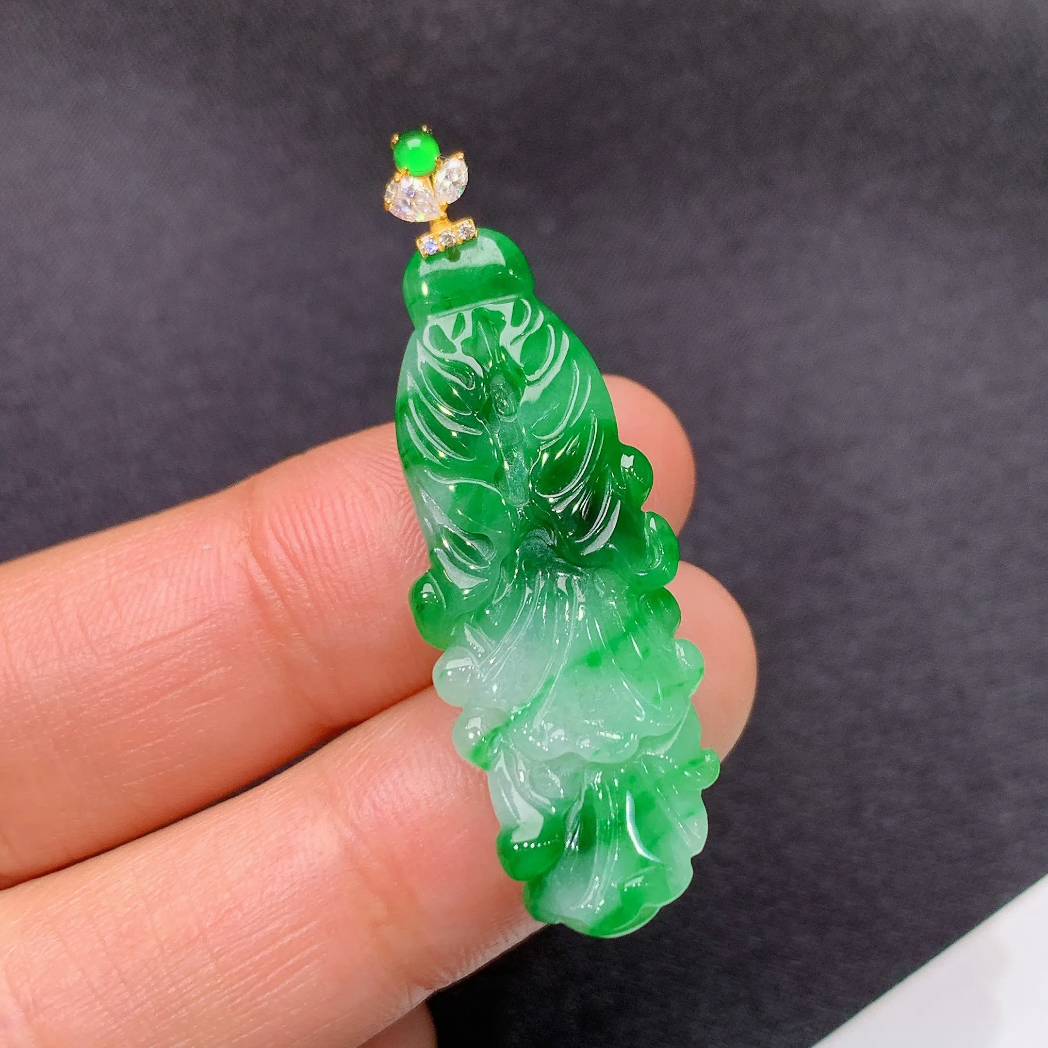 冰飘绿白菜吊坠，18k金镶嵌，冰润色阳，种水足，整体尺寸40*13.2*6