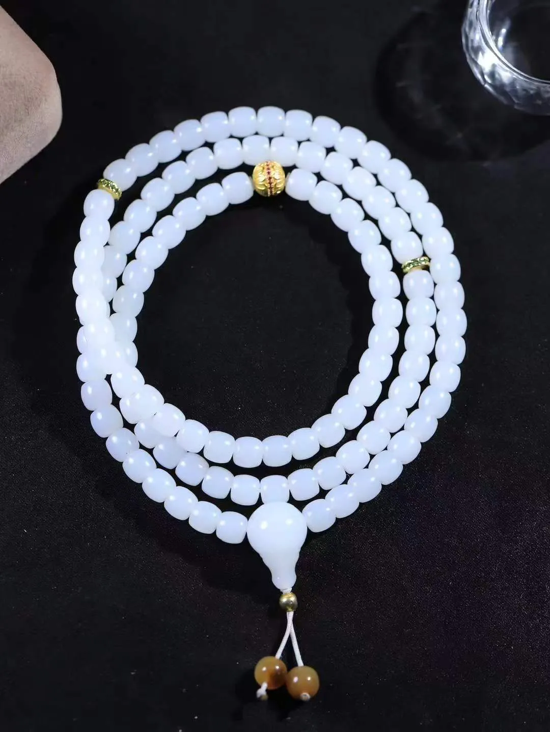 【链.108】

精品和田玉白玉直切珠108挂链 玉质温润细腻 油性十足 佩戴舒适。珠珠落玉盘，间关莺语花底滑，一生美好时光，无论身在何处，都有它相伴相守。事事顺遂，幸福美满，吉祥如意。重59.8克 尺寸取一5.9-6.7mm FDA-78162892