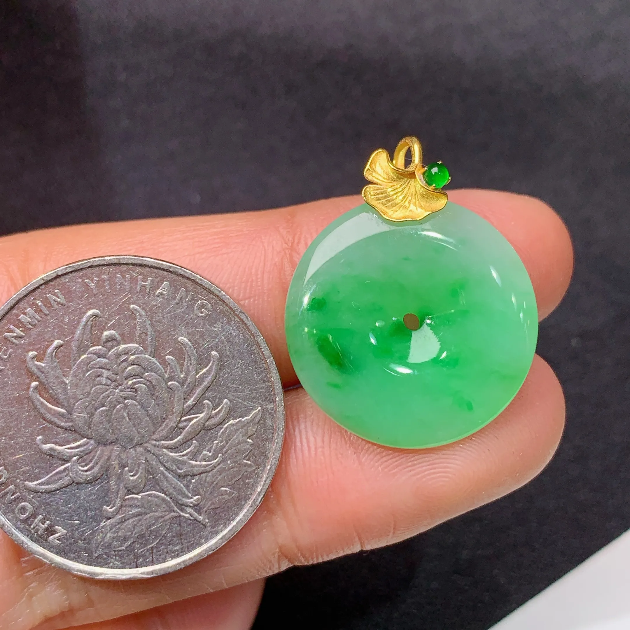 冰飘绿平安扣吊坠，18k金镶嵌，冰润色阳，玉质细腻，种水足，整体尺寸23.5*19.1*3.5