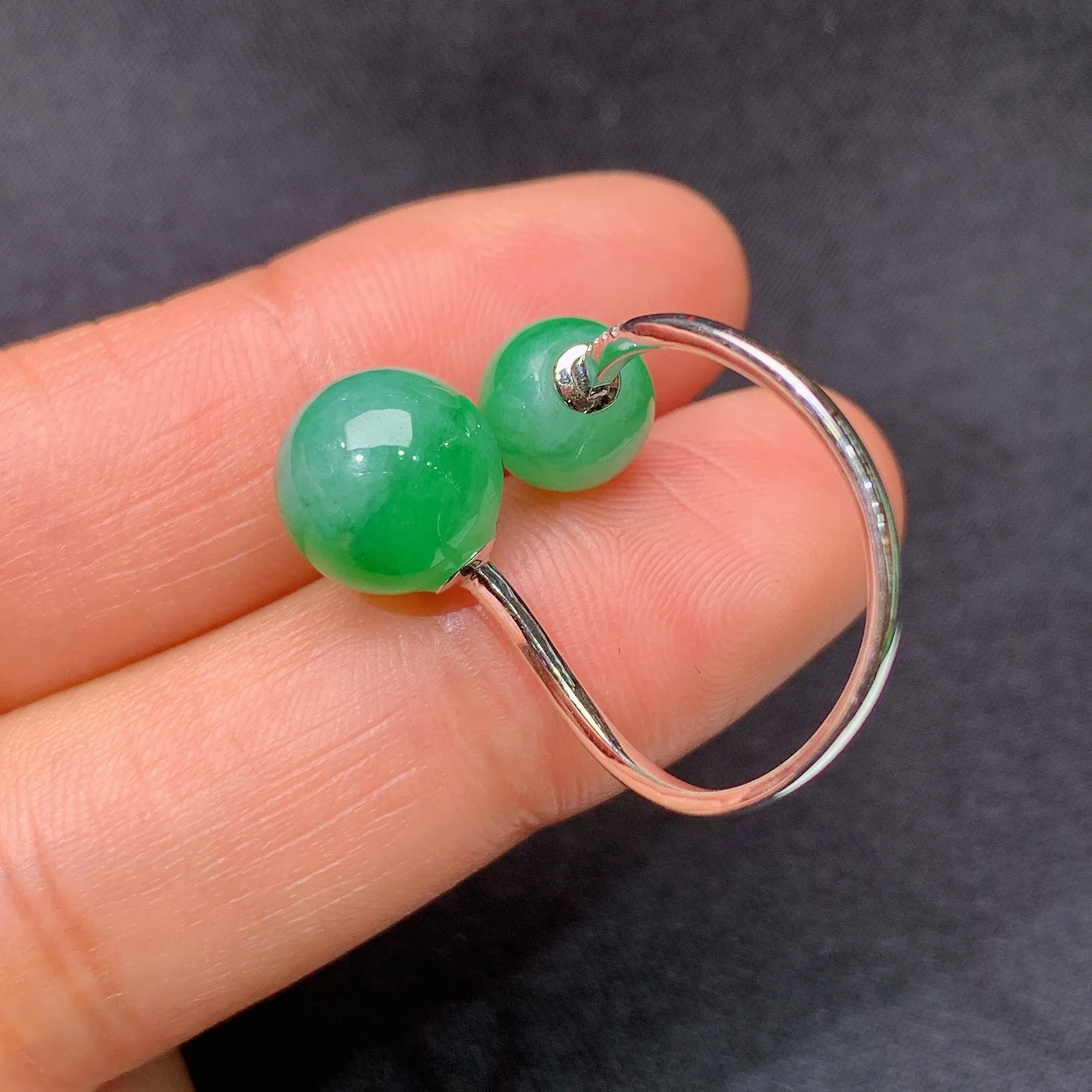 冰阳绿圆珠戒指，18k金镶嵌，简约时尚，冰润色阳，种水足Hl 圈口16 整体尺寸9.2