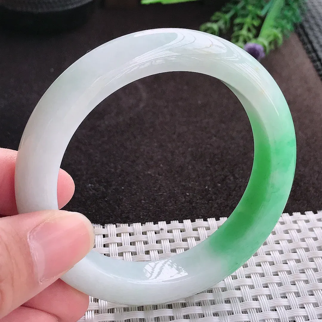 实拍A货翡翠57.8/12.5/9.6老坑精美飘绿手镯翡翠玉镯子平安镯