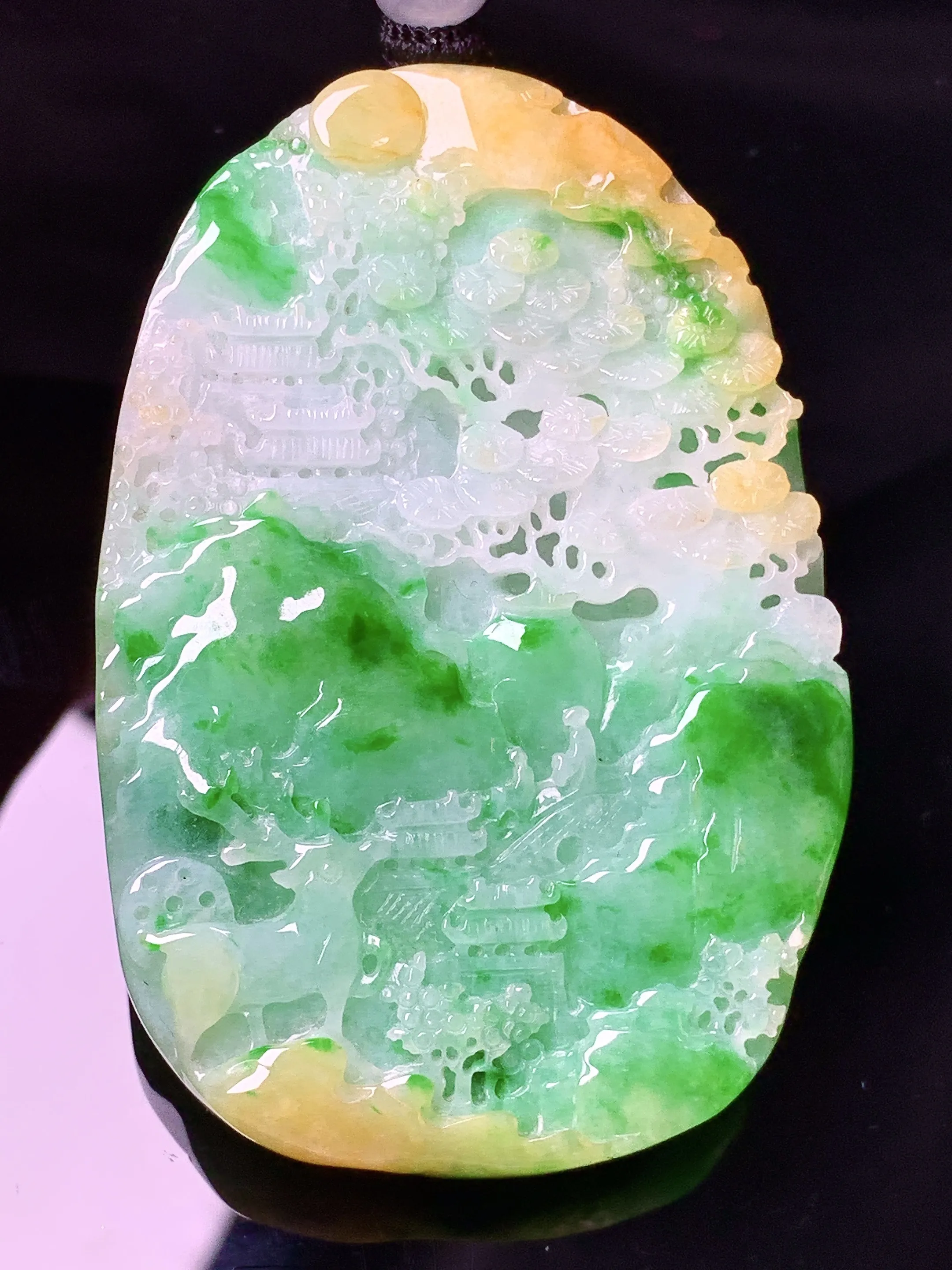 飘黄绿翡山水牌子吊坠 玉质细腻 色泽清新艳丽 整体尺寸60.6*40*6.5