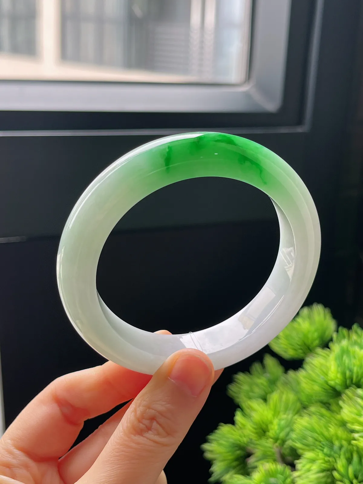 正圈56.2圈口，翡翠糯化种飘绿手镯