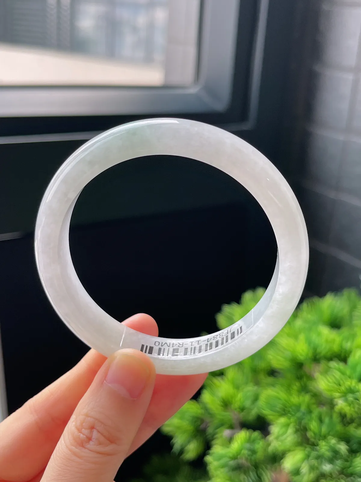 正圈57圈口，翡翠糯化种飘绿手镯