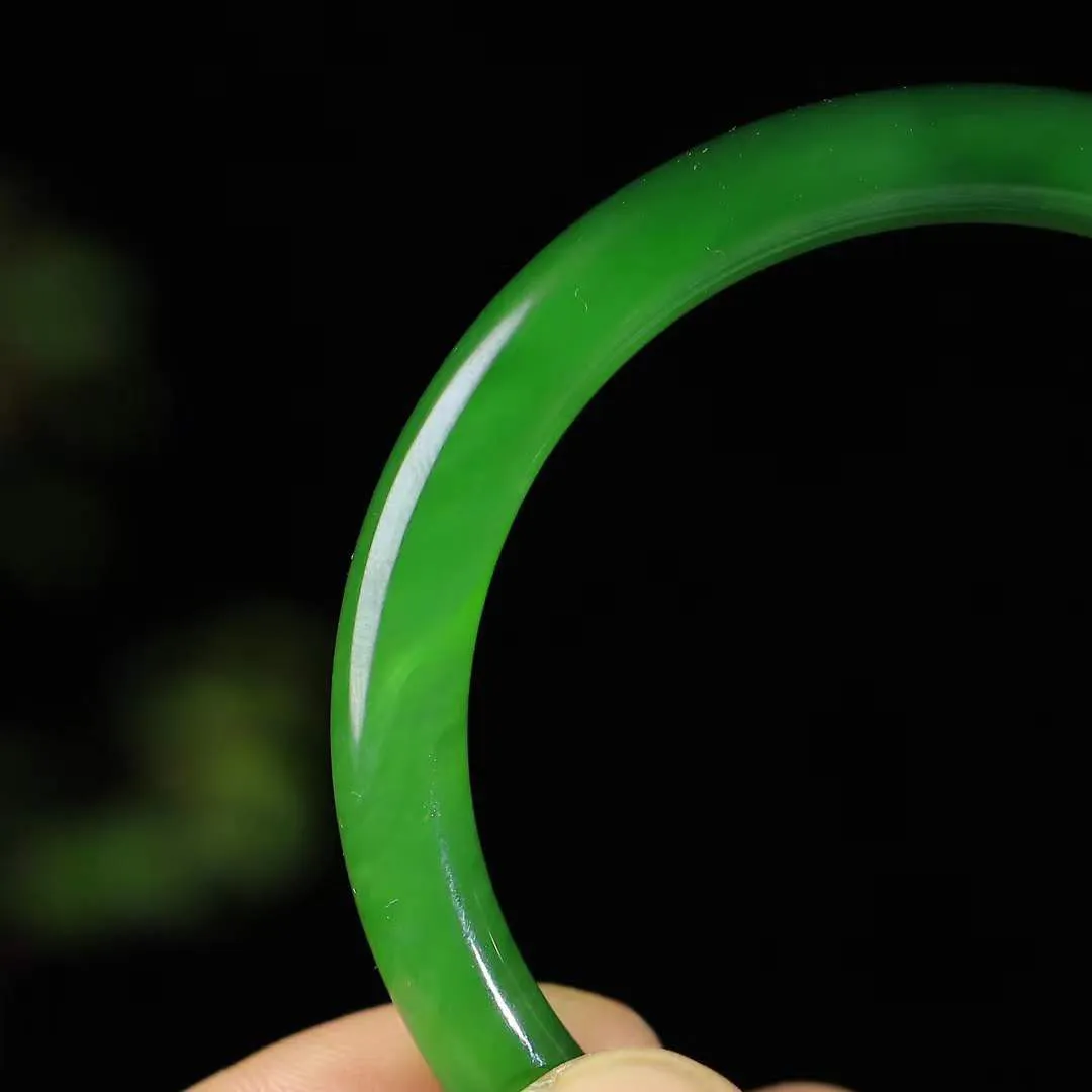 【腕间柔情.手镯】   

收藏级和田玉碧玉手镯 玉质温润细腻 油性十足 古朴秀雅 轻抚岁月的栏杆软香温玉，腕间玉镯轻轻晃动，令人情动心间，撷一缕月末的芬芳，把心思铺陈，时光静美，惟有你最温柔。重24.7克   尺寸53.3-7.4-7.5mm 17302278YY