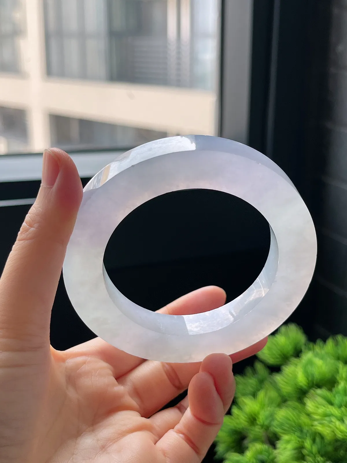 翡翠冰糯种淡绿色毛胚，⭕️正圈最大做69，圆条最小做65，最小做57.3