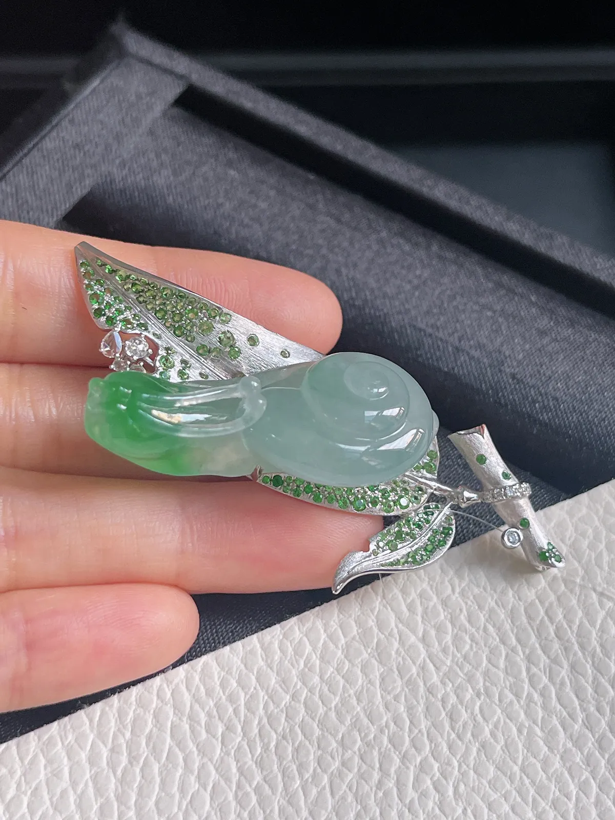 18k金翡翠蜗牛胸针