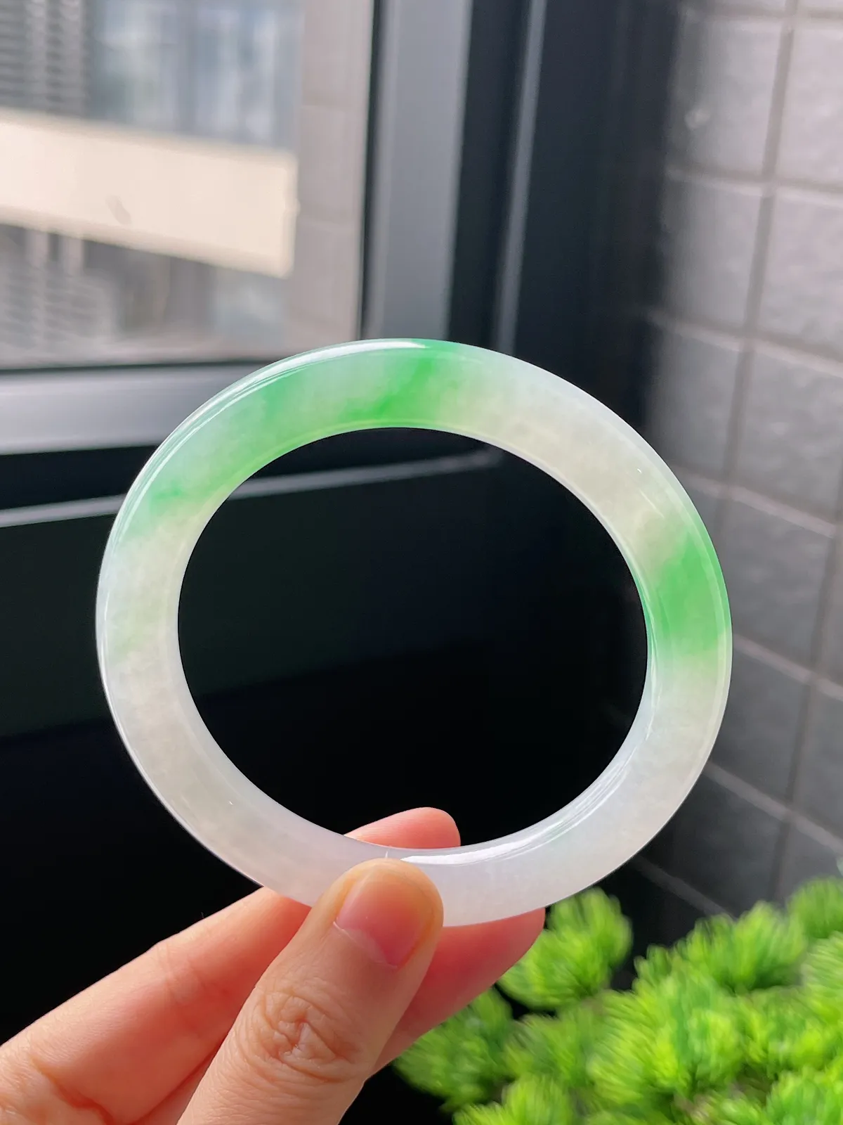 圆镯59圈口，翡翠冰糯种飘绿手镯