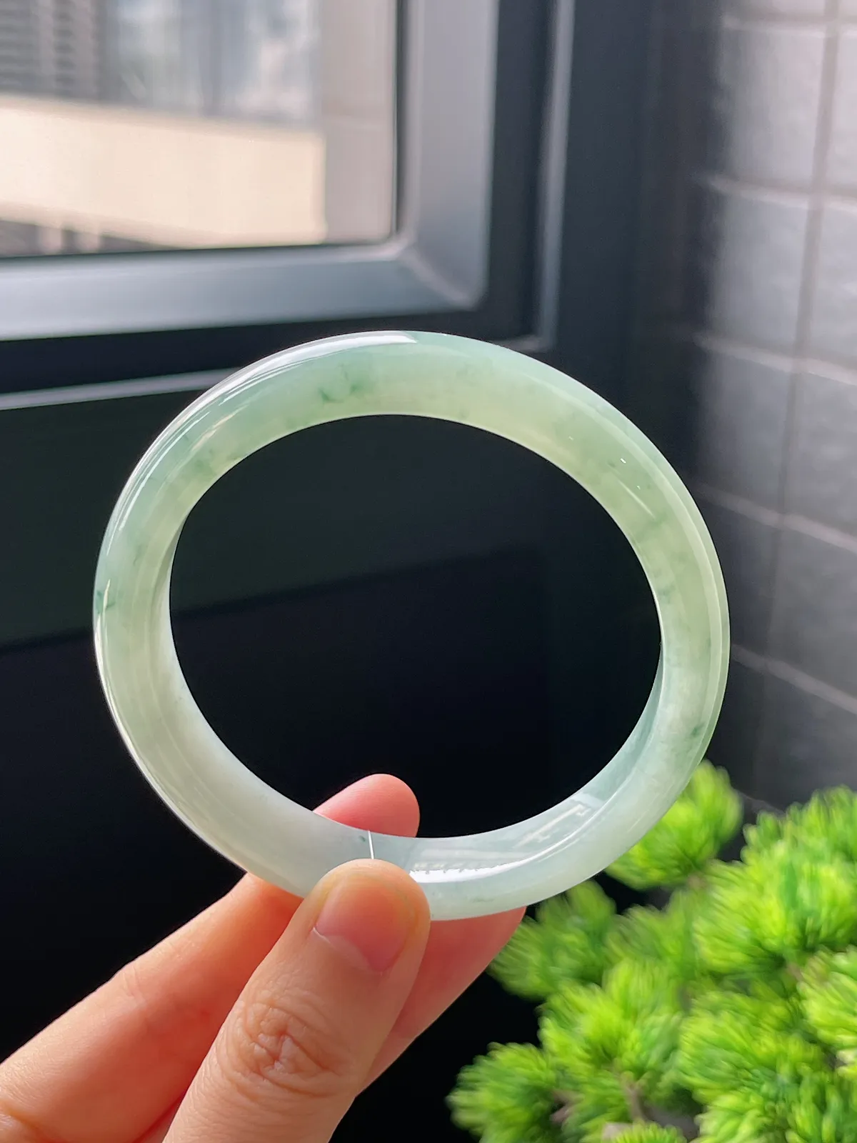 正圈59.3圈口，翡翠冰糯种淡绿色飘花手镯