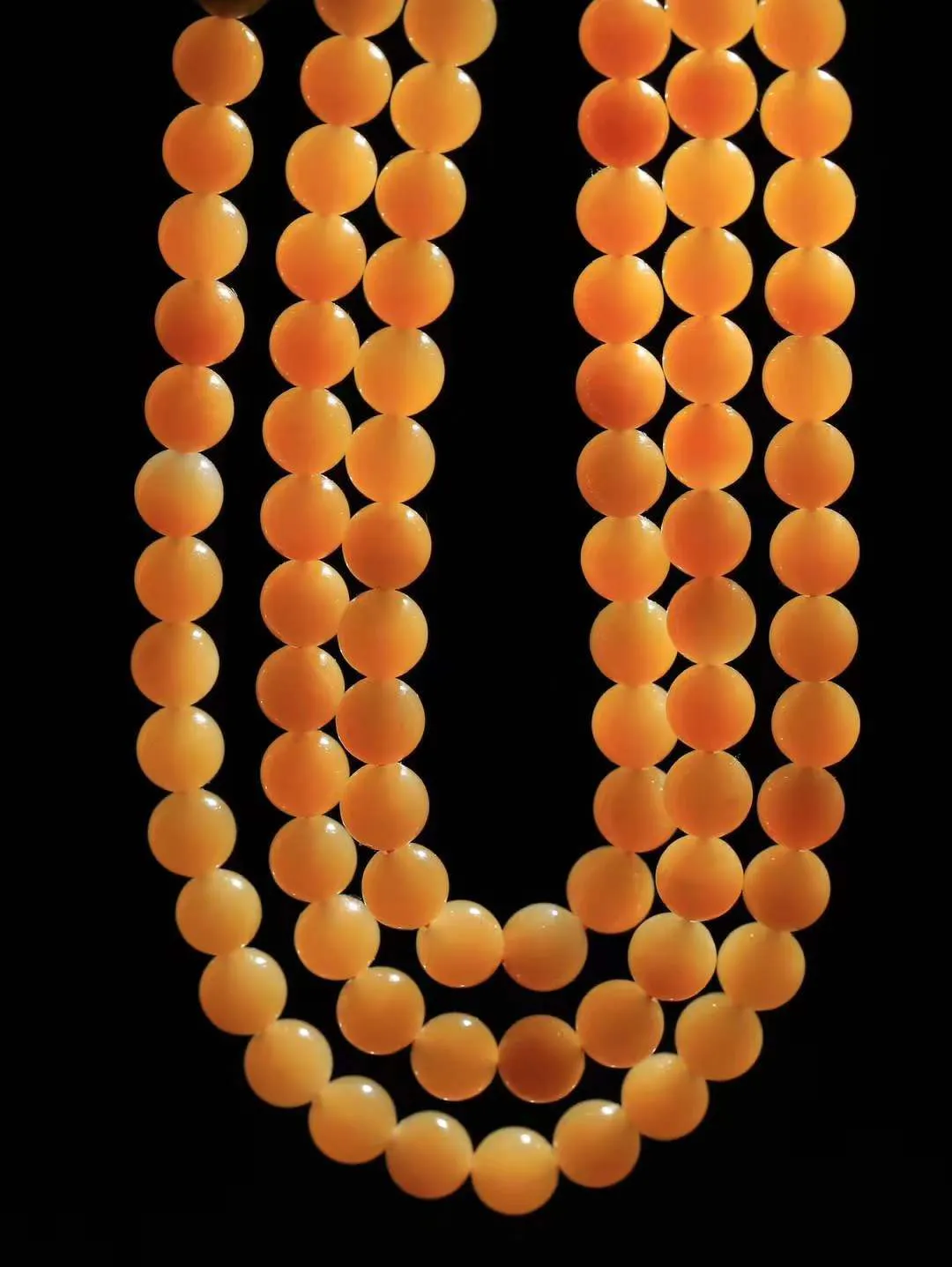 【珠圆玉润.项链】

精品和田玉糖玉珠圆玉润项链 玉质细腻油润 饱满光滑 质朴无华，悠远简单，人心境界远，百世修炼深，心灵常驻善意持，觉悟人生百世修。重84.6克 尺寸取一7.9mm  FDL-22142822