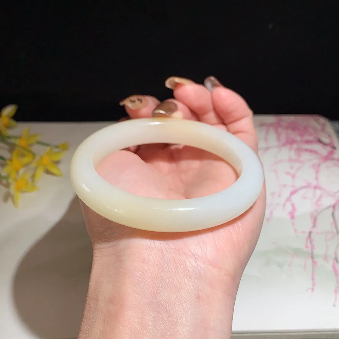 和田玉57圈且末糖手镯！玉质细腻油润 底色纯净  无裂无杂 脂粉好，品质高