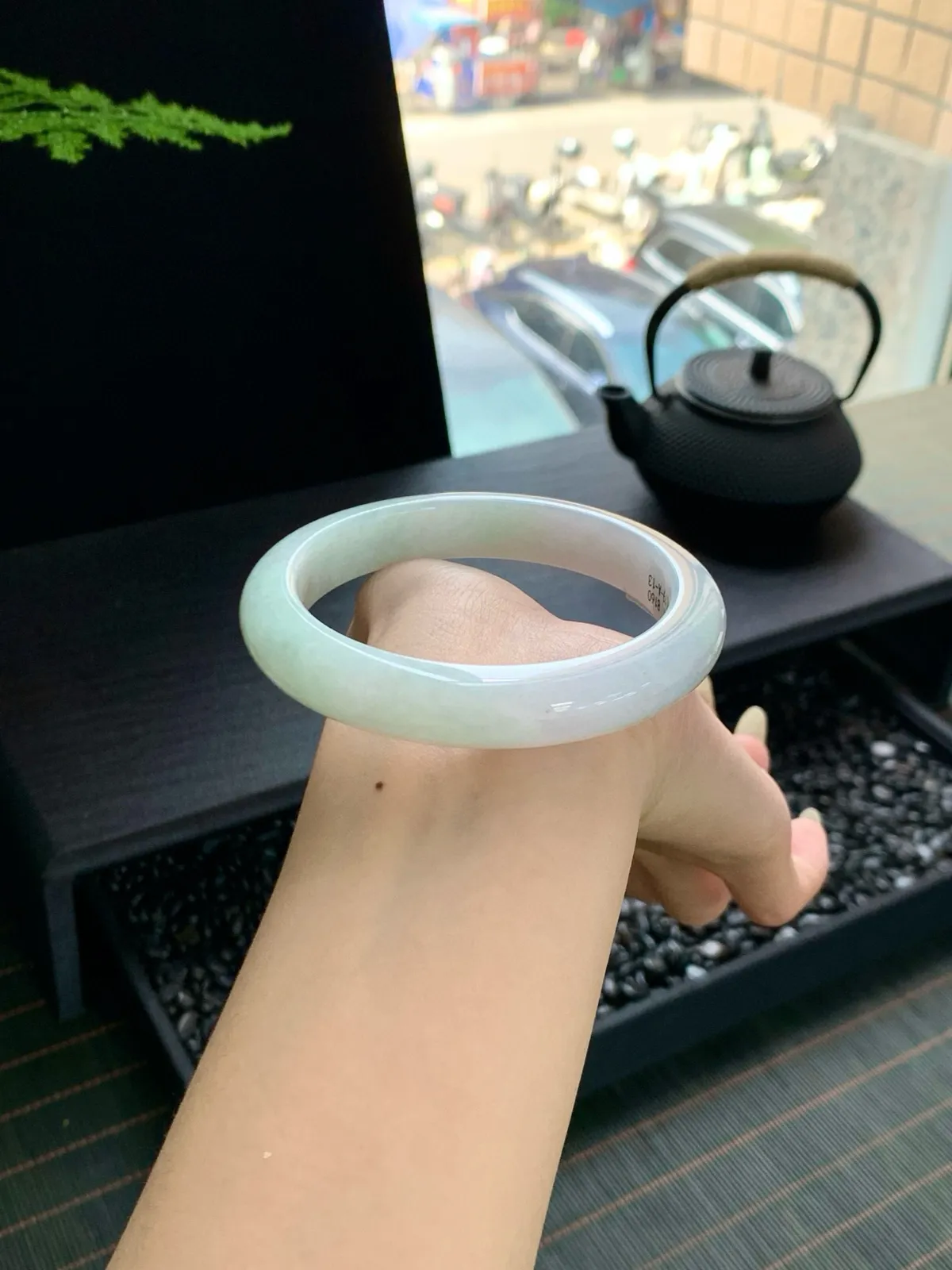 【甜果绿手镯】
清澈透亮，充满了生机，佩戴在手腕上仿佛置身于一片清爽的绿州之中，让人心旷神怡
【尺寸】60-12-9mm