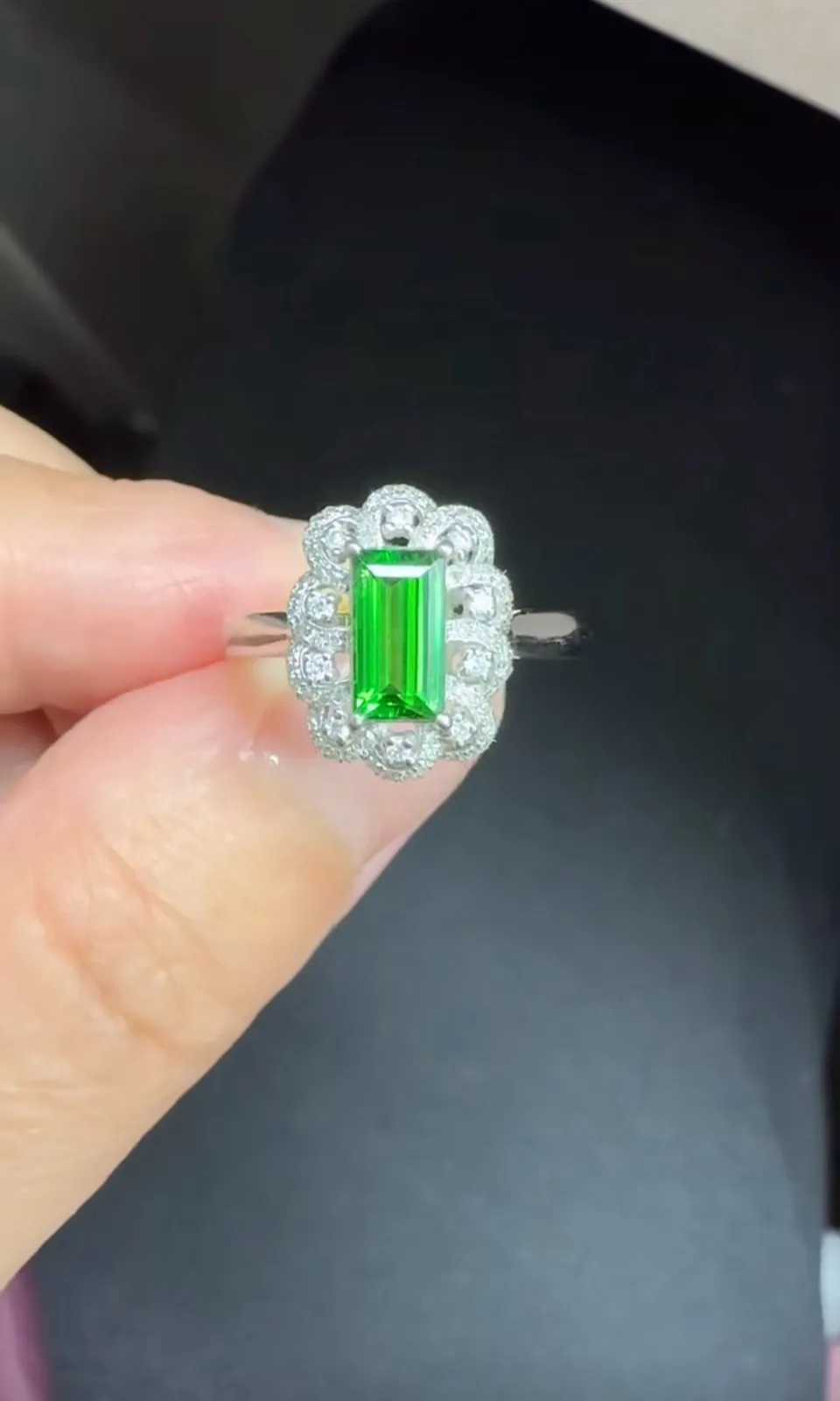 18k金钻石镶嵌沙弗莱戒指，主石1.18ct，总重3.23g，圈口14