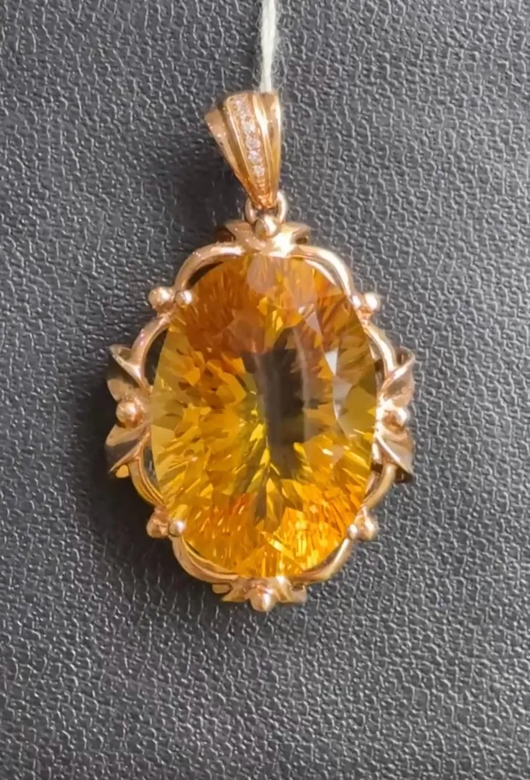 18k金钻石镶嵌天然黄水晶吊坠，尺寸28.4*17.2mm，重量4.42g