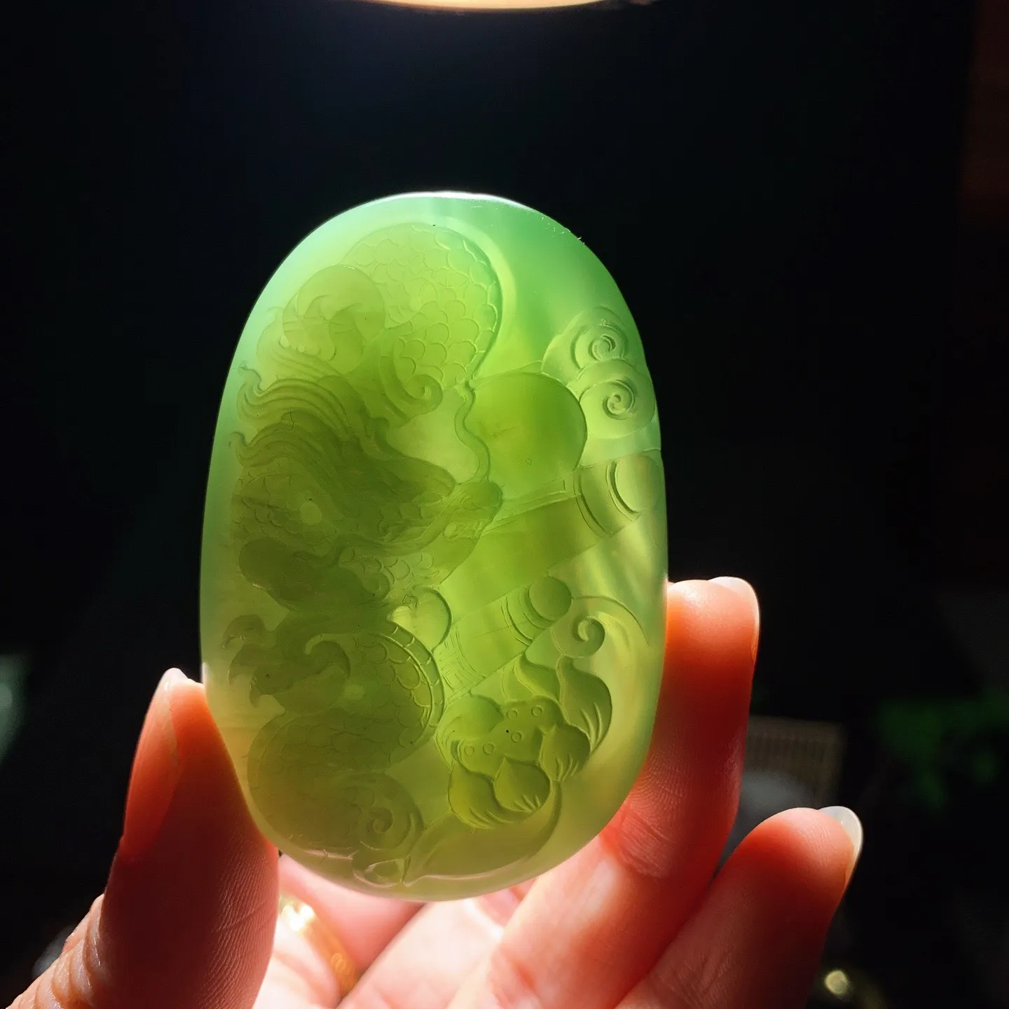 和田玉阳绿俄罗斯碧玉猫眼观音挂件。尺寸62/40/12重58克 玉质细腻油润 底色纯净 脂粉好，品质好。lt250823