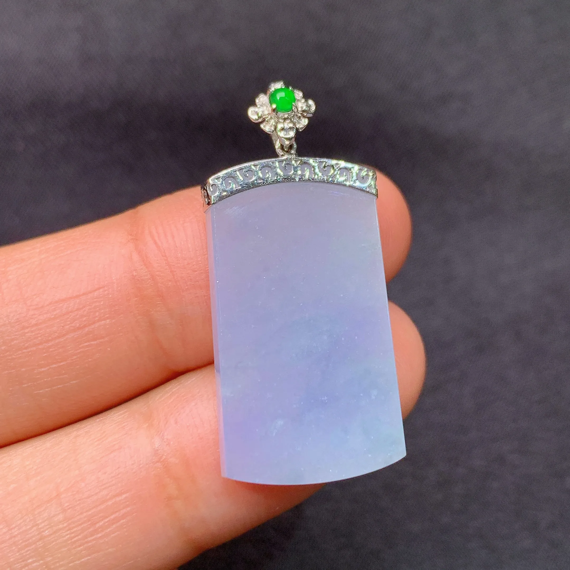 冰紫罗兰无事牌吊坠，18k金镶嵌，温润细腻，颜色浓郁，整体尺寸31*14.2*2.7