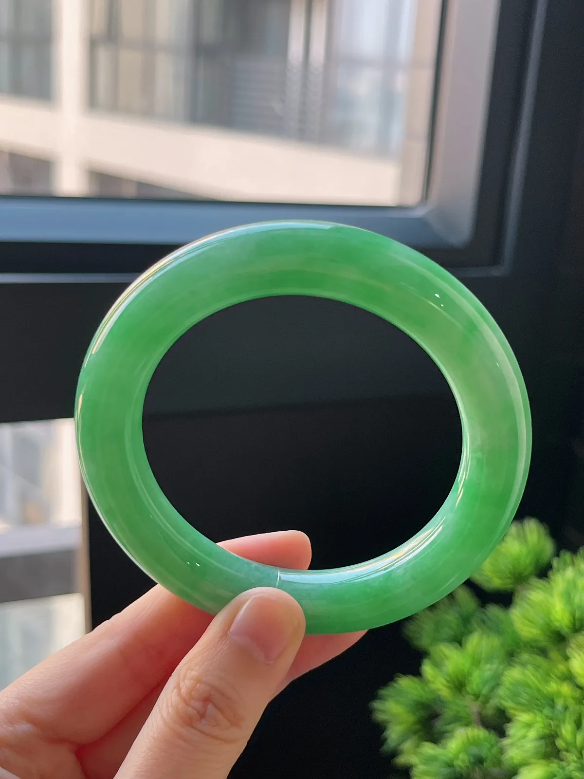 圆镯57圈口，翡翠糯化种满绿手镯