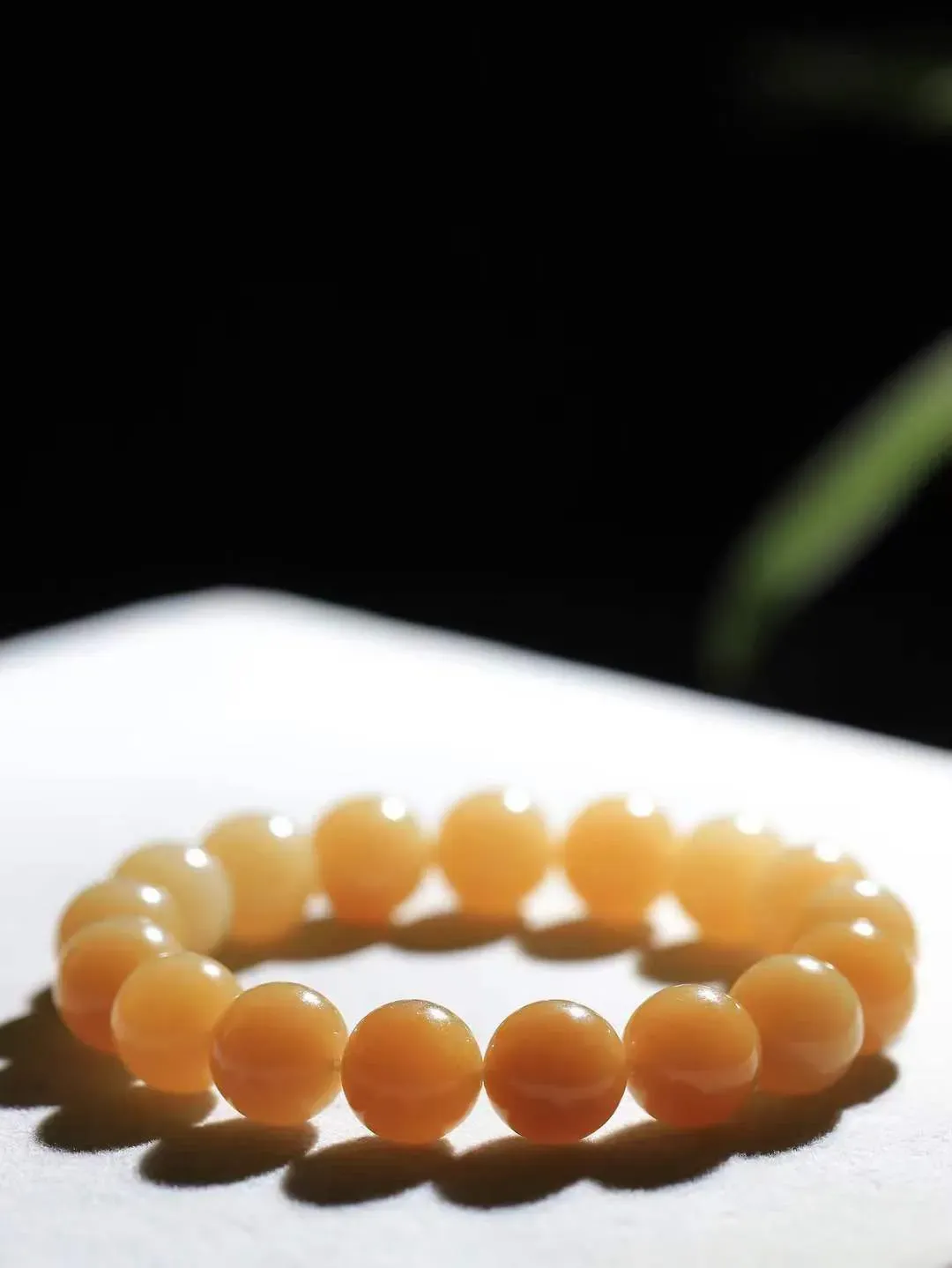 【珠圆玉润.手串】

精品和田玉糖玉珠圆玉润手串 玉质温润细腻  整串打磨圆润，佩戴舒适。珠珠落玉盘，间关莺语花底滑，一生美好时光，无论身在何处，都有它相伴相守。事事顺遂，幸福美满，吉祥如意。重44.8克 尺寸取一12mm FDL-16102800