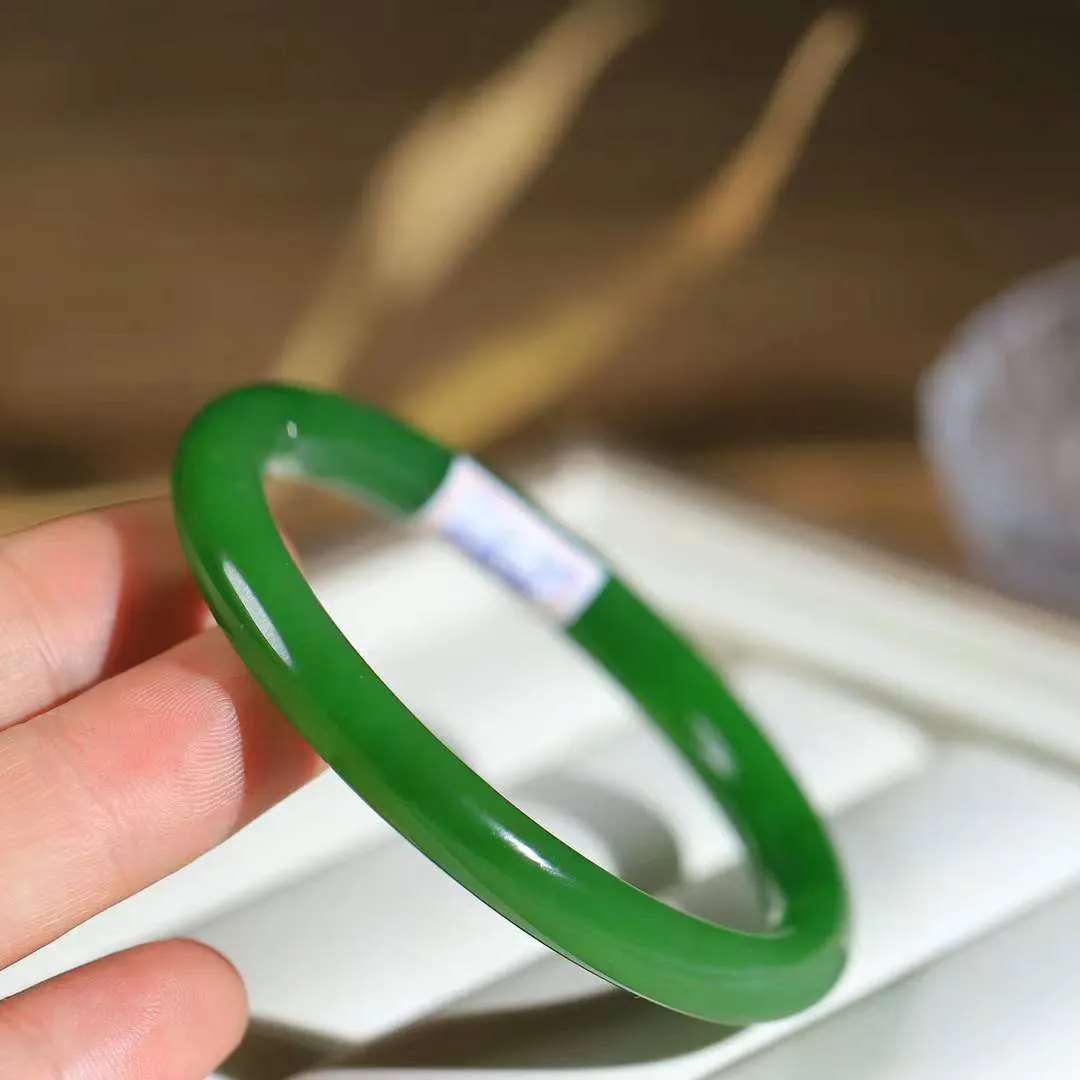 【腕间柔情.手镯】   

收藏级和田玉碧玉手镯 玉质温润细腻 油性十足 古朴秀雅 轻抚岁月的栏杆软香温玉，腕间玉镯轻轻晃动，令人情动心间，撷一缕月末的芬芳，把心思铺陈，时光静美，惟有你最温柔。重24.7克   尺寸53.3-7.4-7.5mm 17302278YY