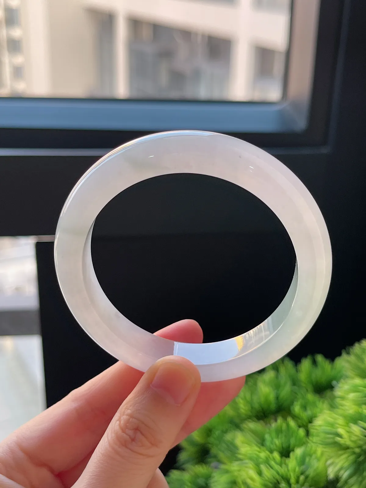 正圈56.8圈口，翡翠冰糯种淡绿色手镯