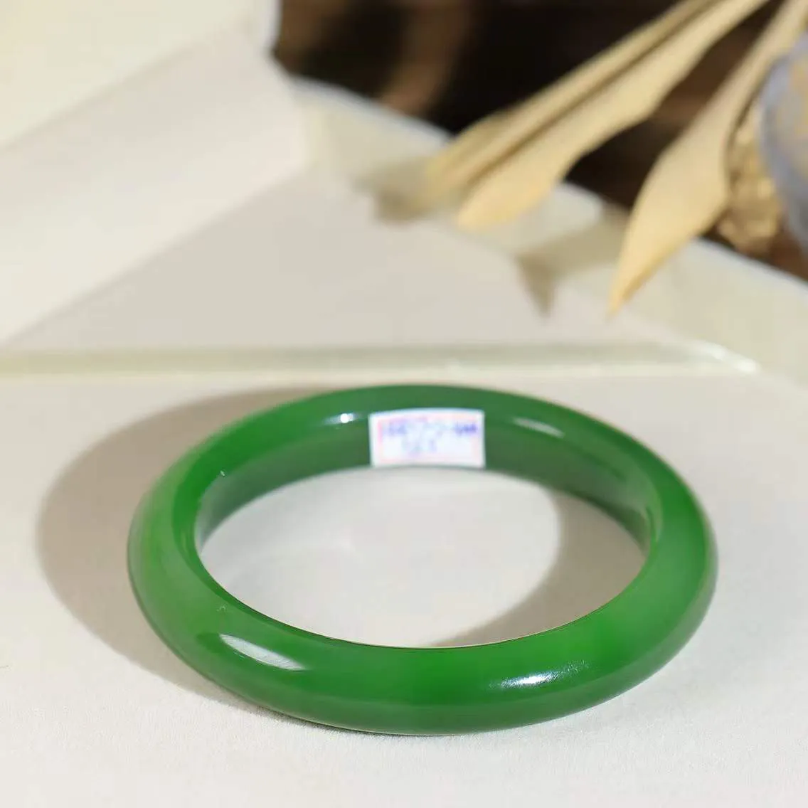 【腕间柔情.手镯】   

收藏级和田玉碧玉手镯 玉质温润细腻 油性十足 古朴秀雅 轻抚岁月的栏杆