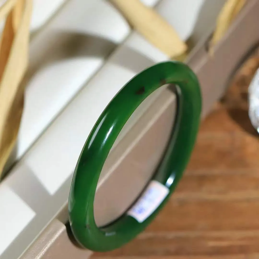 【倾心.手镯】

精品和田玉碧玉手镯 玉质温润细腻 油性十足 手感舒适，高华雅逸，线条流畅，简约大气，美自天成，素雅高贵。佩戴于腕间，婉约之美，举手投足间透出那份低调奢华。 重27克 内径52.2mm 尺寸7.7-7.7mm  78302278YY