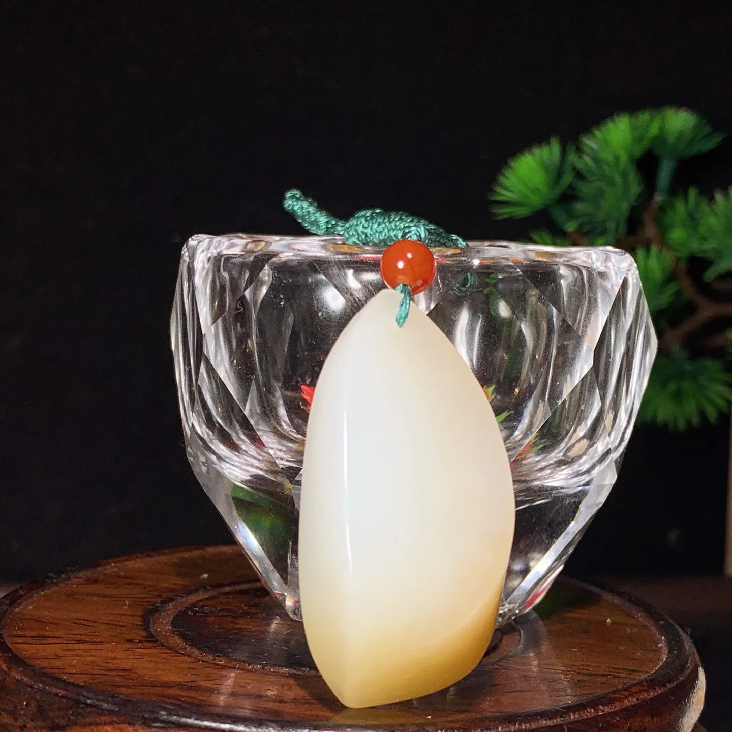 新疆和田玉且末糖随形挂件 尺寸44/21/15重23.4克。玉质细腻油润。手推出油。佩戴高端典雅。l