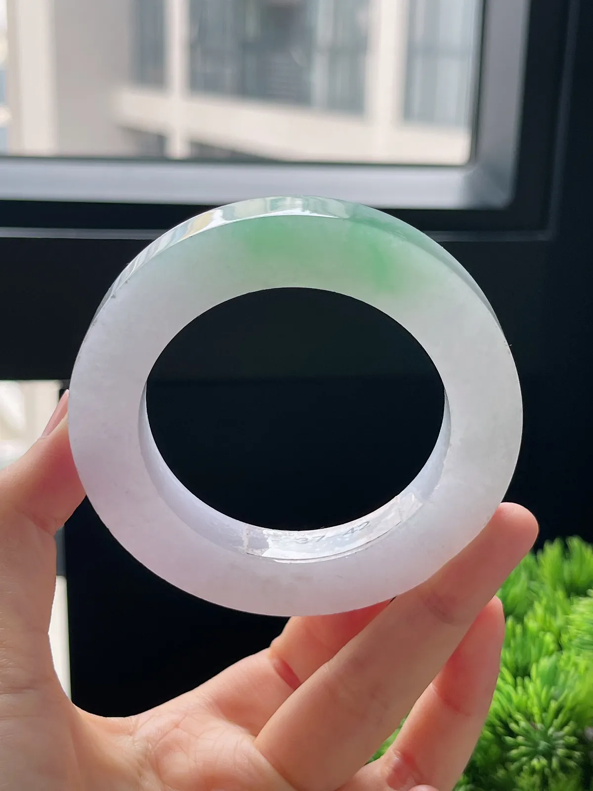 翡翠冰糯种飘绿毛坯，⭕️正圈最大做62，圆条最大做58；最小做53.6