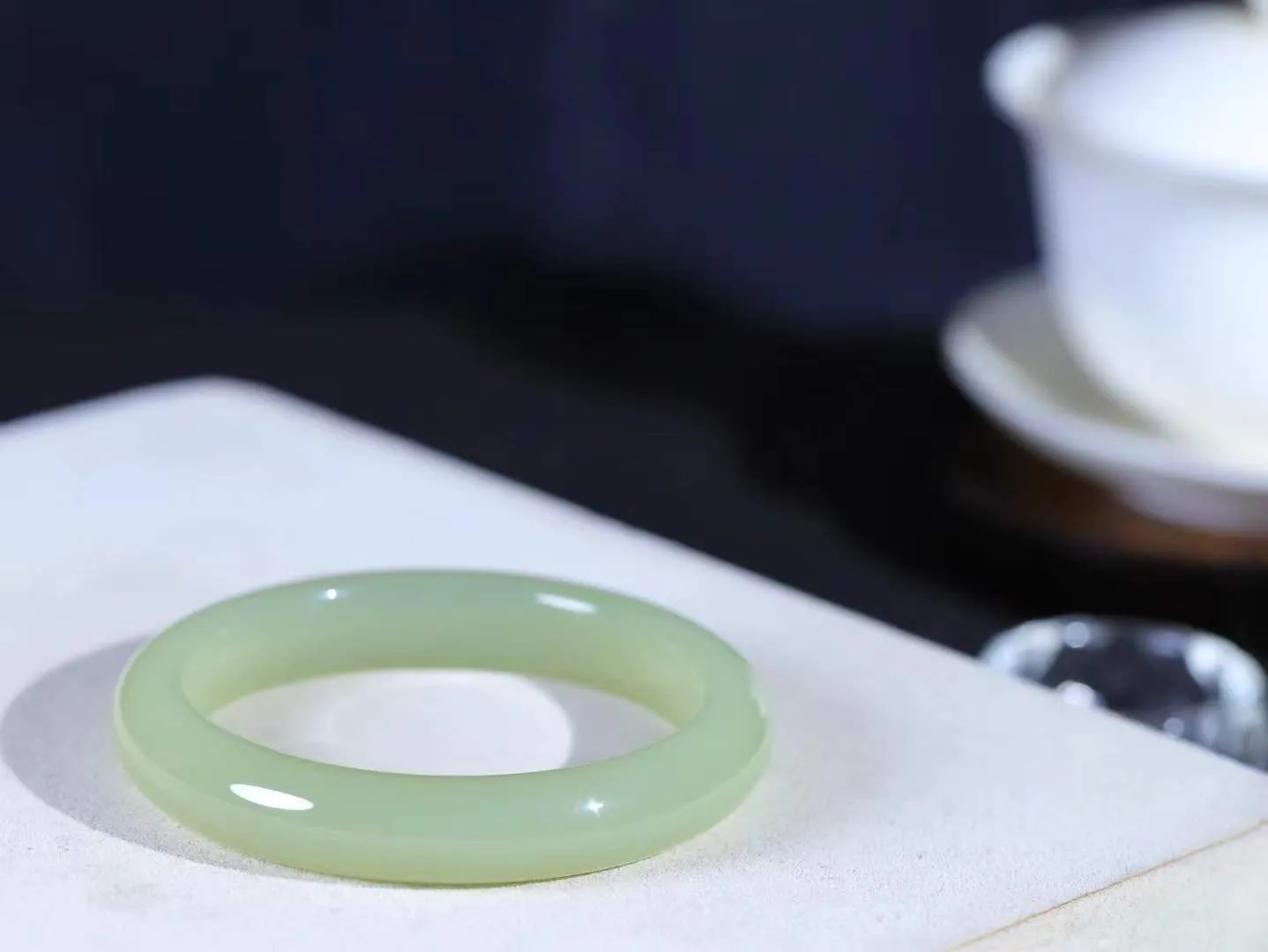 【岁月之韵.手镯】

精品和田玉晴水手镯，色泽淡雅如雨后初晴的天空，清新脱俗。手镯圆润饱满，寓意圆满