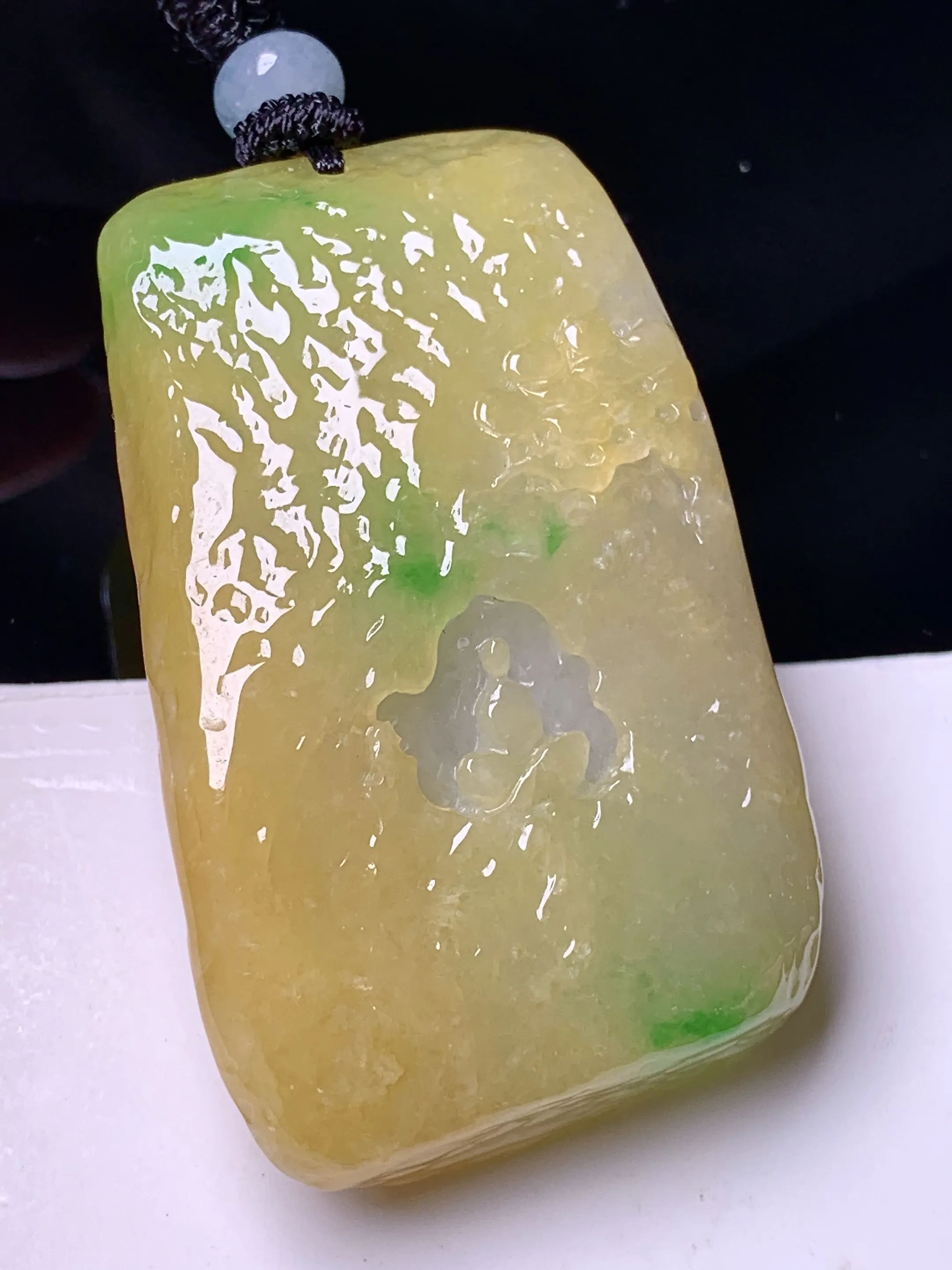 黄翡飘绿悟道牌吊坠 玉质细腻 色泽清新艳丽 整体尺寸49.5*29.5*9.3
