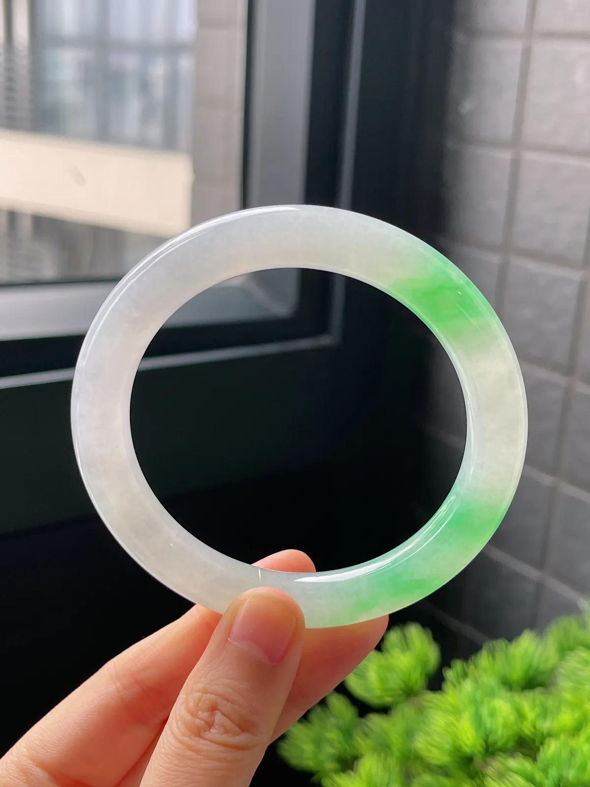 圆镯59圈口，翡翠冰糯种飘绿手镯