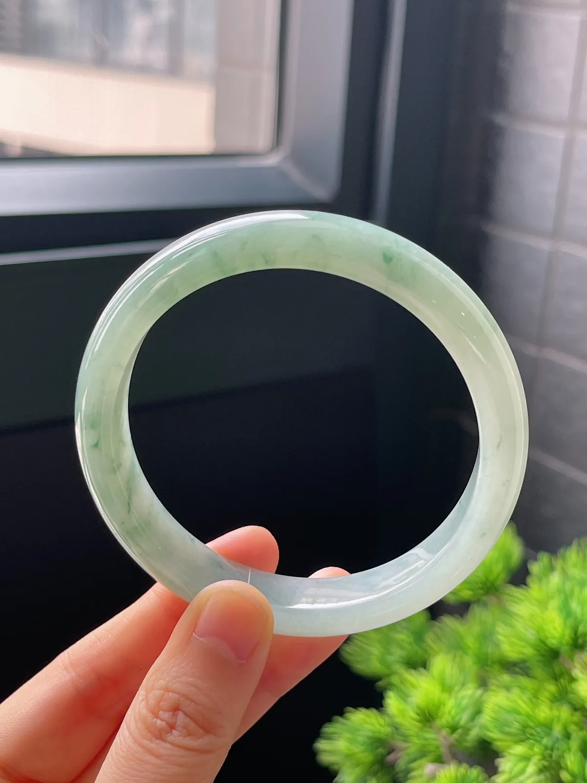 正圈59.3圈口，翡翠冰糯种淡绿色飘花手镯