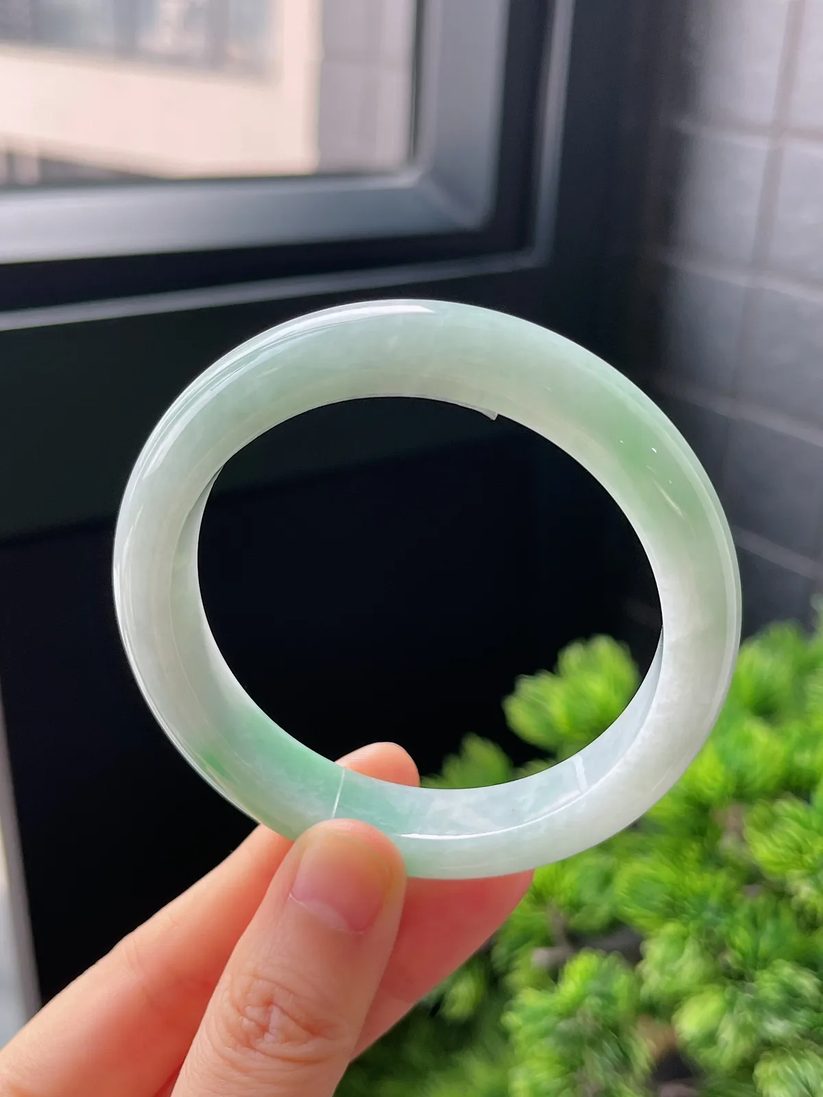 正圈55.6圈口，翡翠糯化种飘绿白底青手镯