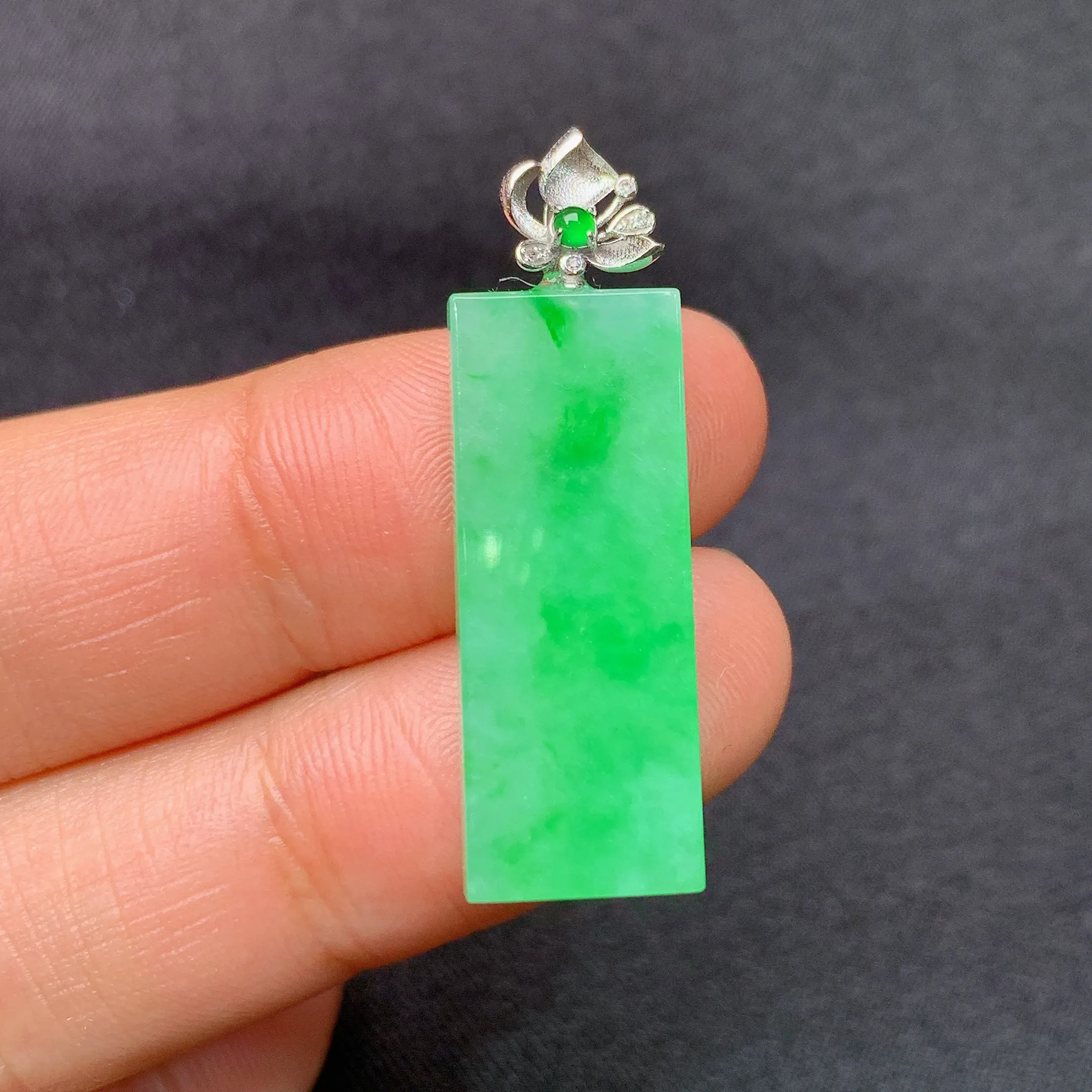 冰飘绿无事牌吊坠，18k金镶嵌，冰润色阳，玉质细腻，种水足，整体尺寸32.8*10*3.5