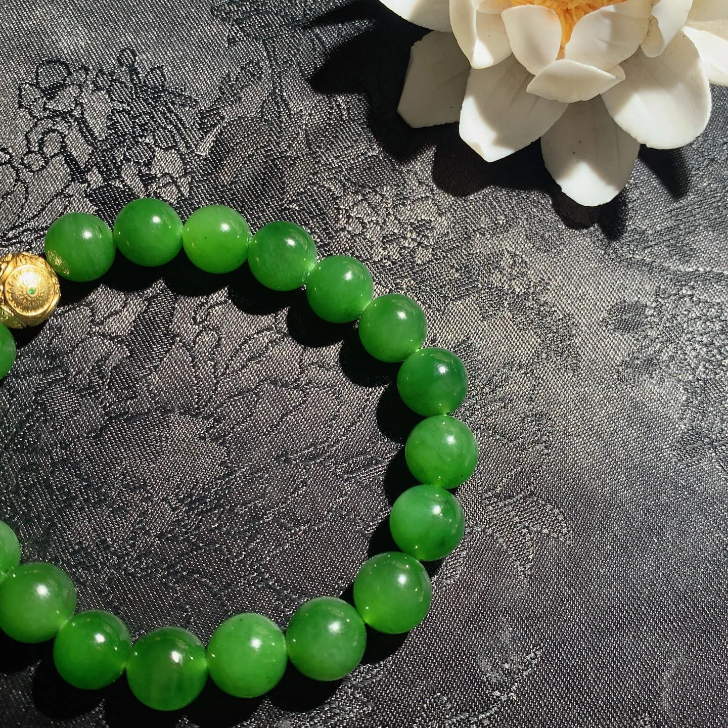 4和田玉鲜阳绿俄罗斯碧玉手串 单颗尺寸9！玉质细腻油润。手推出油。佩戴高端典雅。lt260128