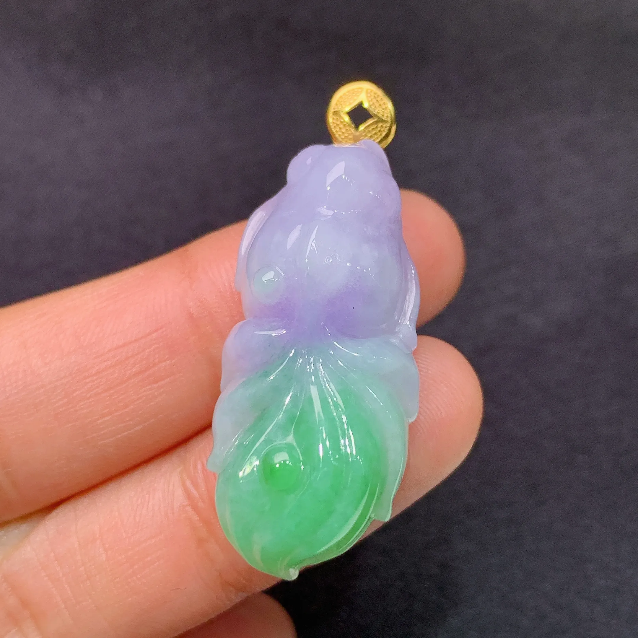 冰紫飘绿金鱼吊坠，18k金镶嵌，冰润鲜艳，玉质细腻，种水足，整体尺寸38.9*15*10.3